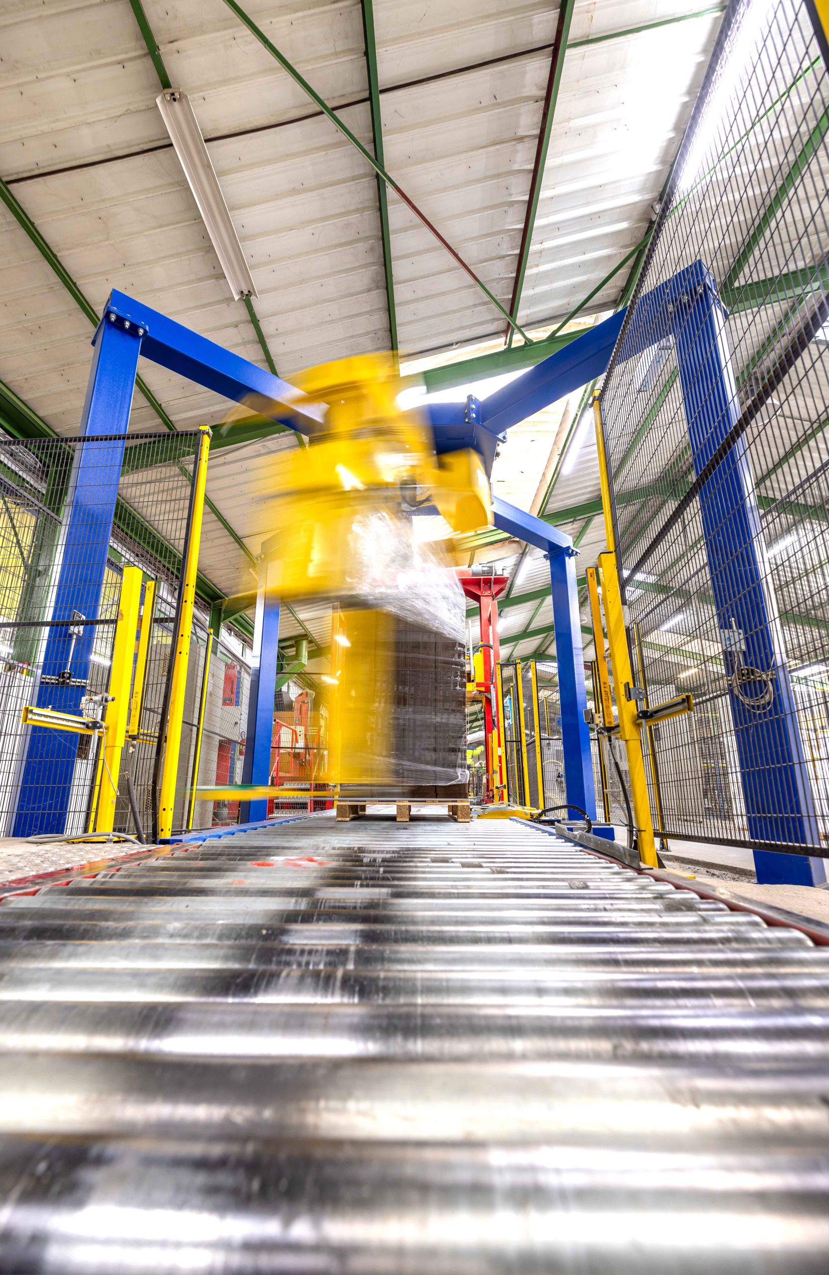 une machine qui sert à emballer les boites carton sur des palettes