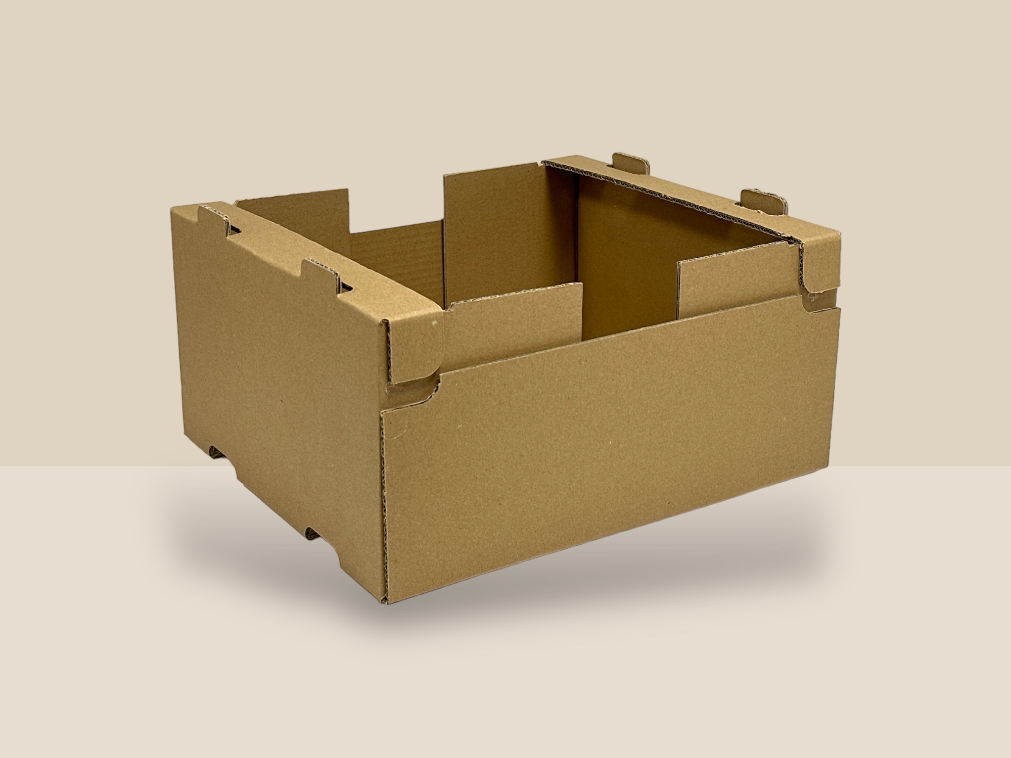 Il s'agit d'un plateau en carton brun, non décoré. Le plateau est de forme rectangulaire avec des côtés relevés, ce qui le rend apte à contenir et transporter des articles. Les bords du carton ont des encoches et des rabats, indiquant qu'il peut être assemblé ou désassemblé facilement. Ce type de plateau est souvent utilisé pour le stockage ou le transport de produits divers, notamment dans les environnements industriels ou commerciaux.