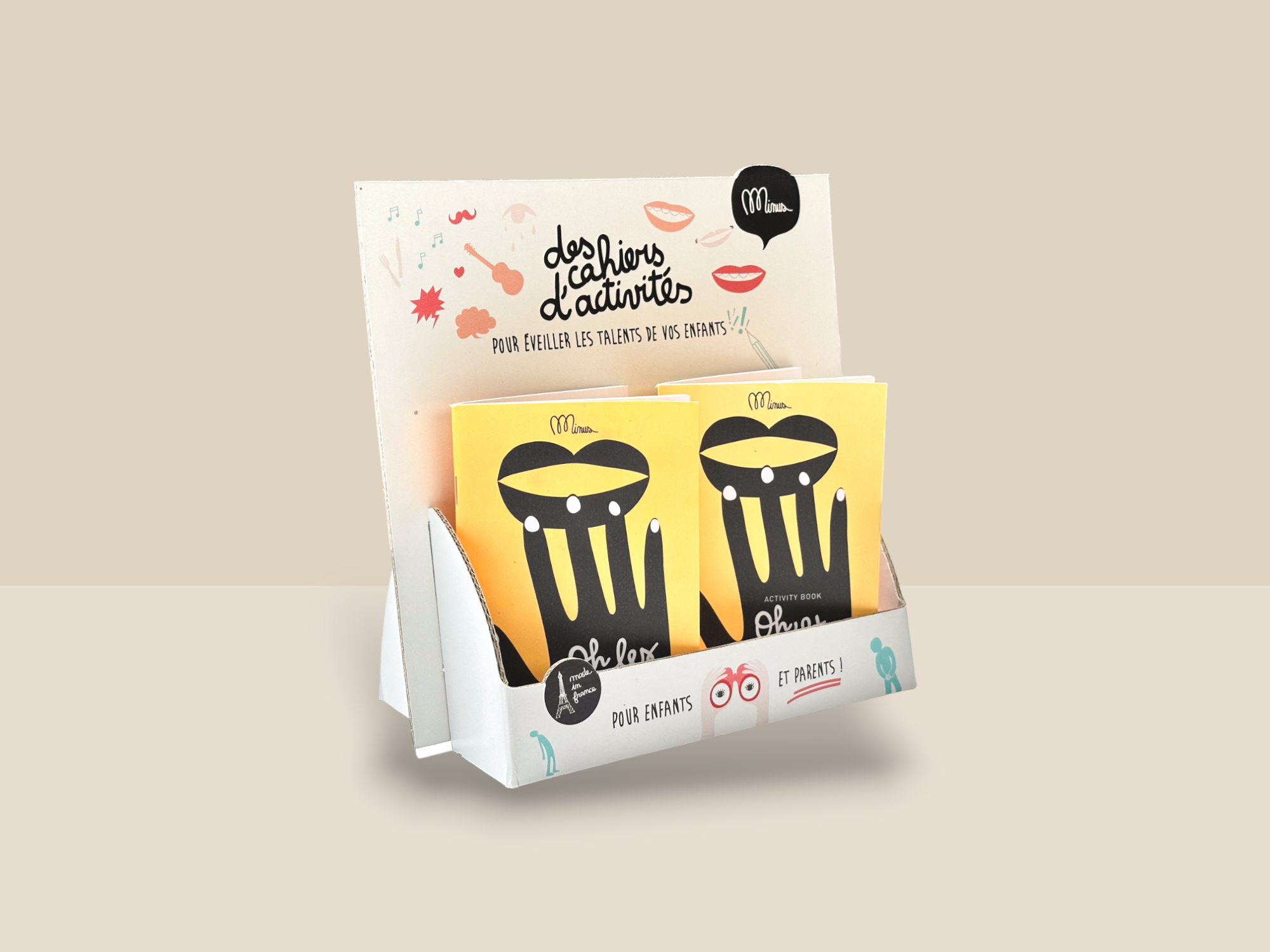 Il s'agit d'un présentoir en carton contenant des cahiers d'activités. Le présentoir est principalement de couleur blanche avec des illustrations colorées. En haut du présentoir, il est écrit 