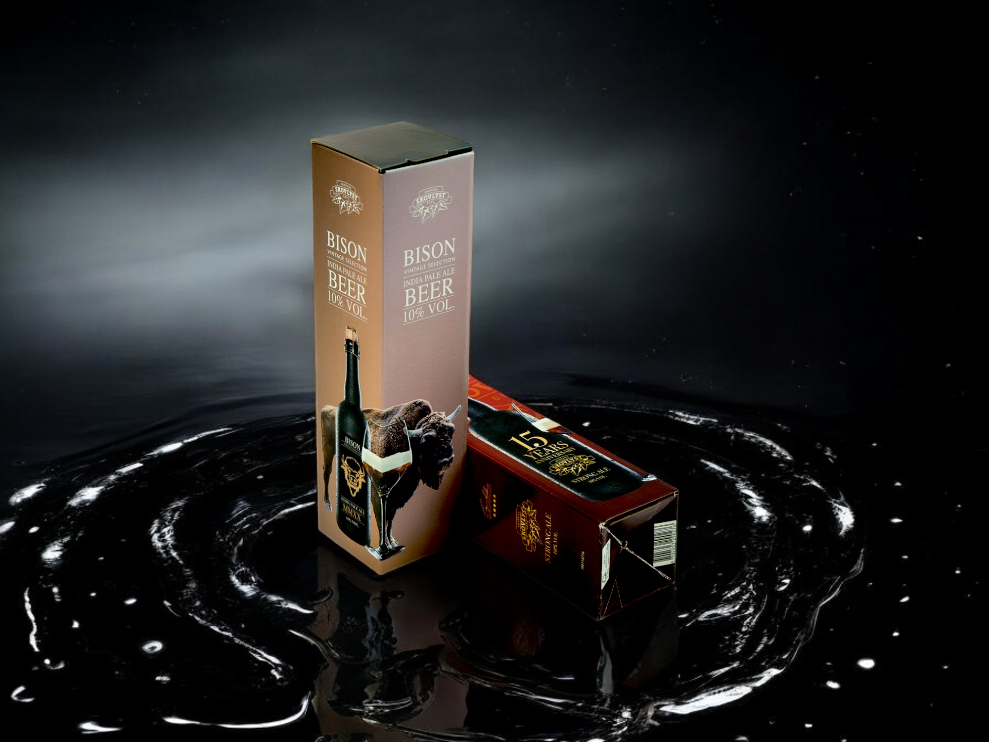 Un étui de bouteille de bière de couleur marron avec un bison. Il y a deux étuis ? Un debout et un allongé.