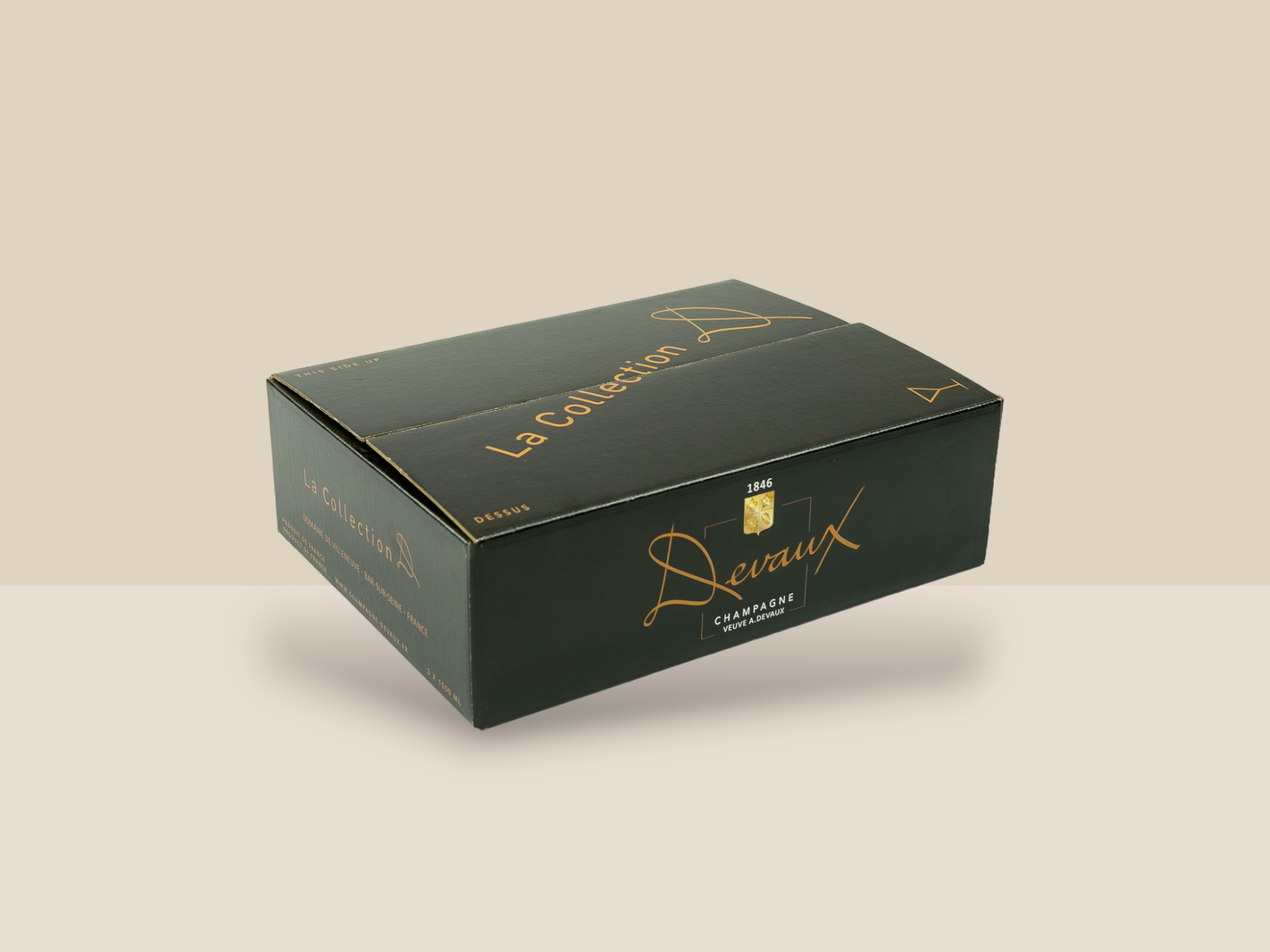 Une boîte noire et or posée sur un fond beige, mettant en valeur son design élégant et le texte Devaux.