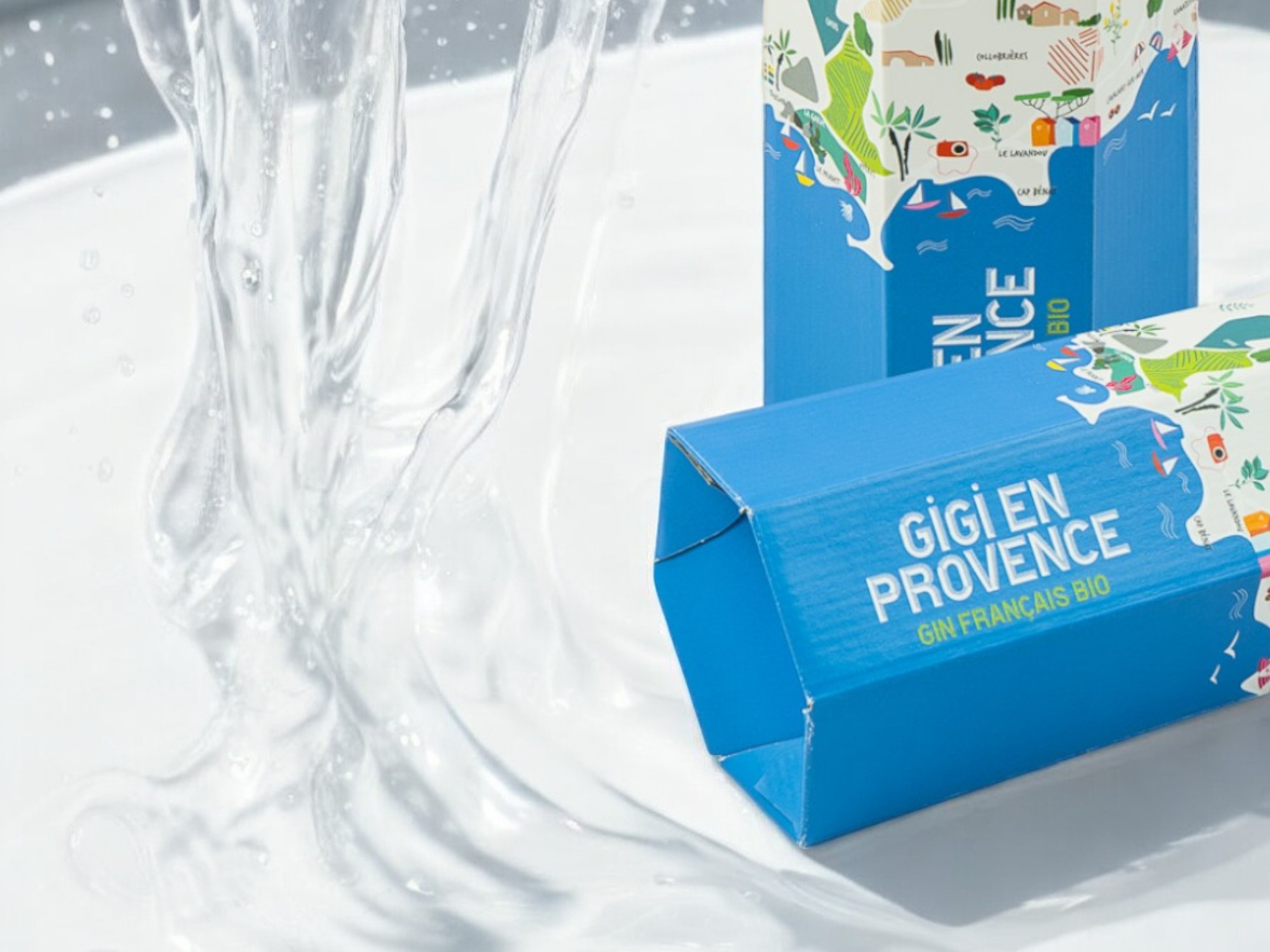 Un étui bleu destinée à contenir une bouteille avec écrit Gigi en Provence.