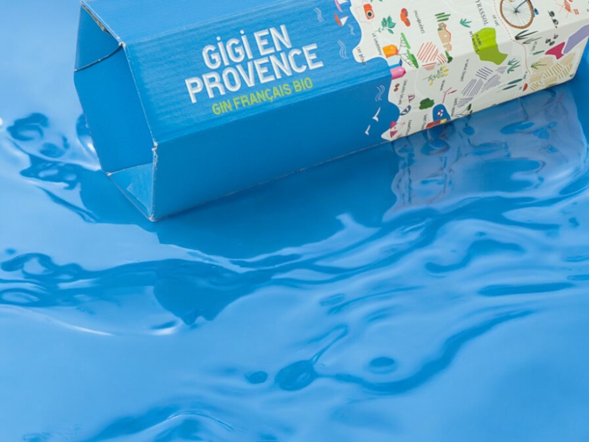 Un étui bleu destinée à contenir une bouteille avec écrit Gigi en Provence.