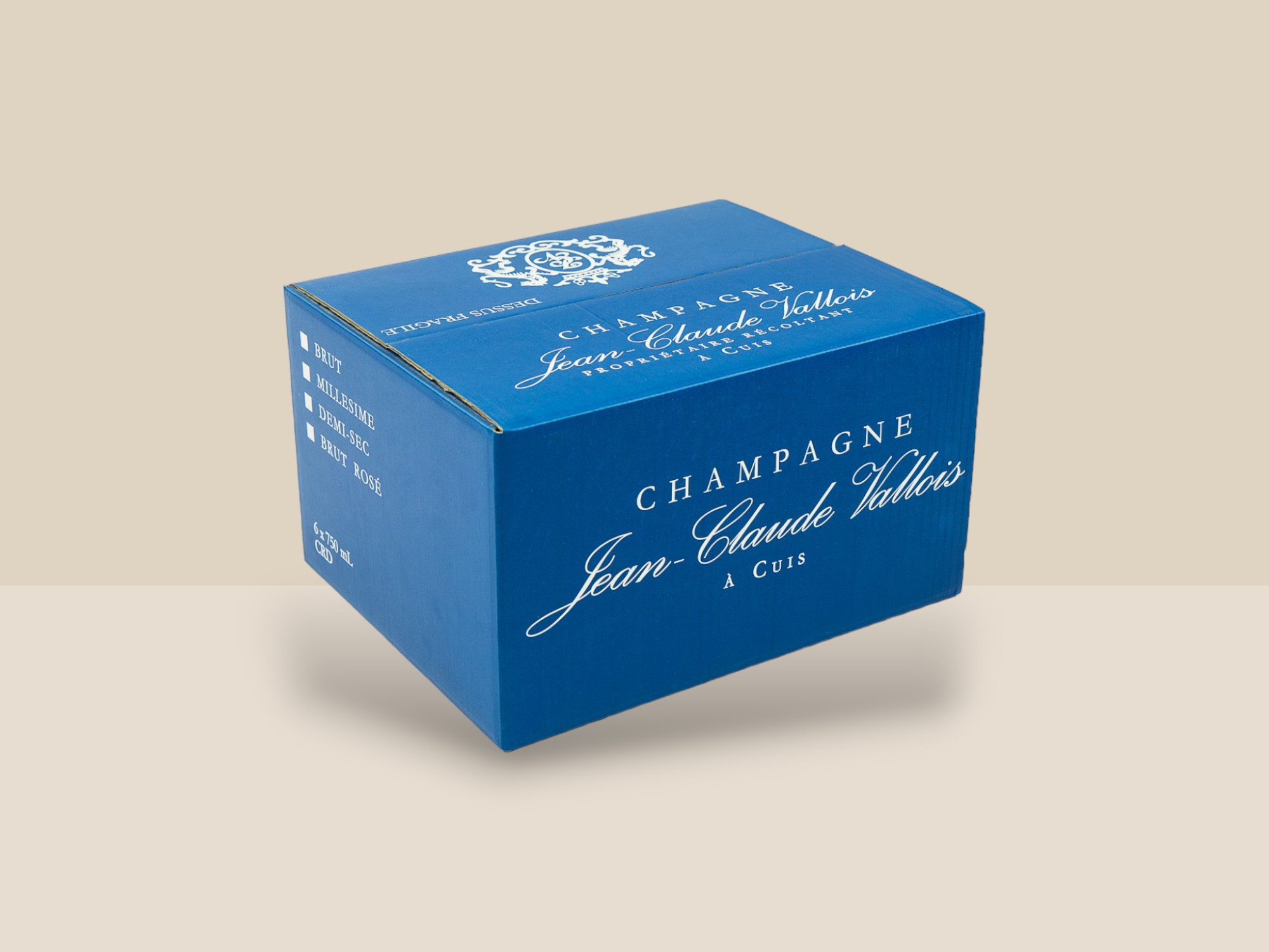 Une caisse bleue de champagne ornée du logo Champagne Jean-Claude Vallois, symbolisant l'élégance et le raffinement.