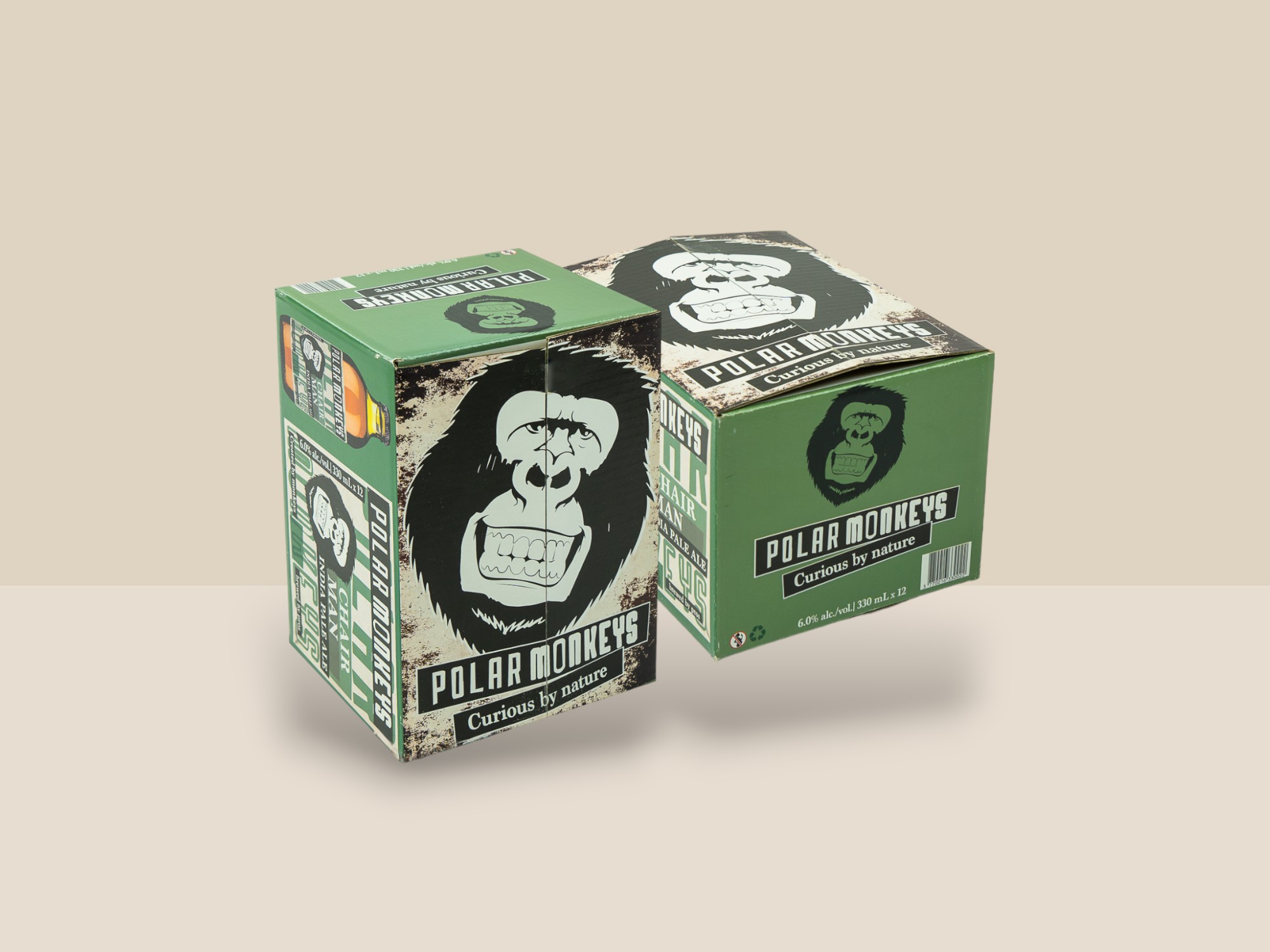 Deux caisses avec une tête de singe sur fond vert. Le logo présente un texte Polar Monkey’s. Une caisse est debout, la seconde est allongée.