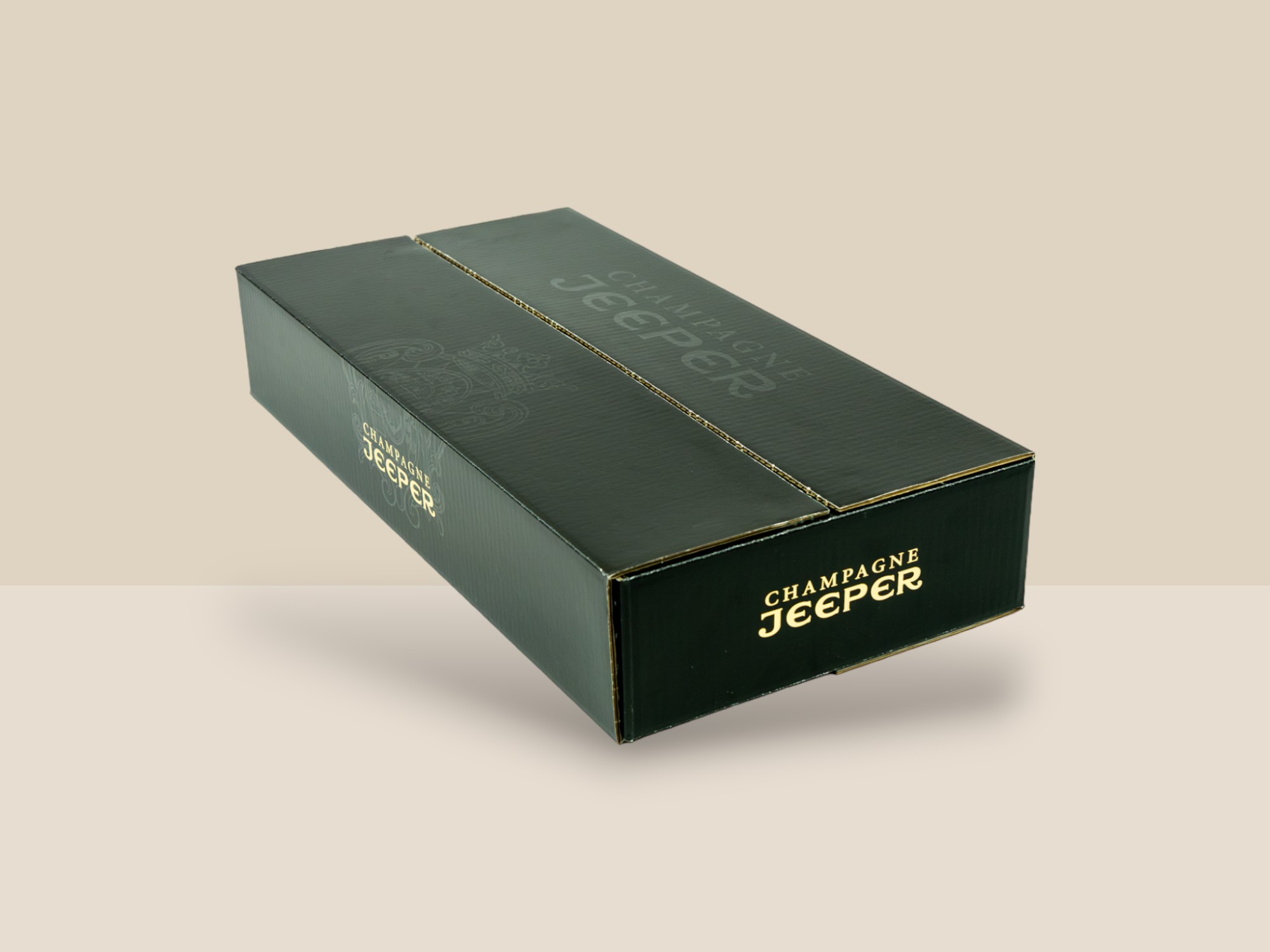 Une caisse fermée noir et or avec pour inscription Champagne Jeeper. Il y a le logo Jeeper en vernis sur le dessus.