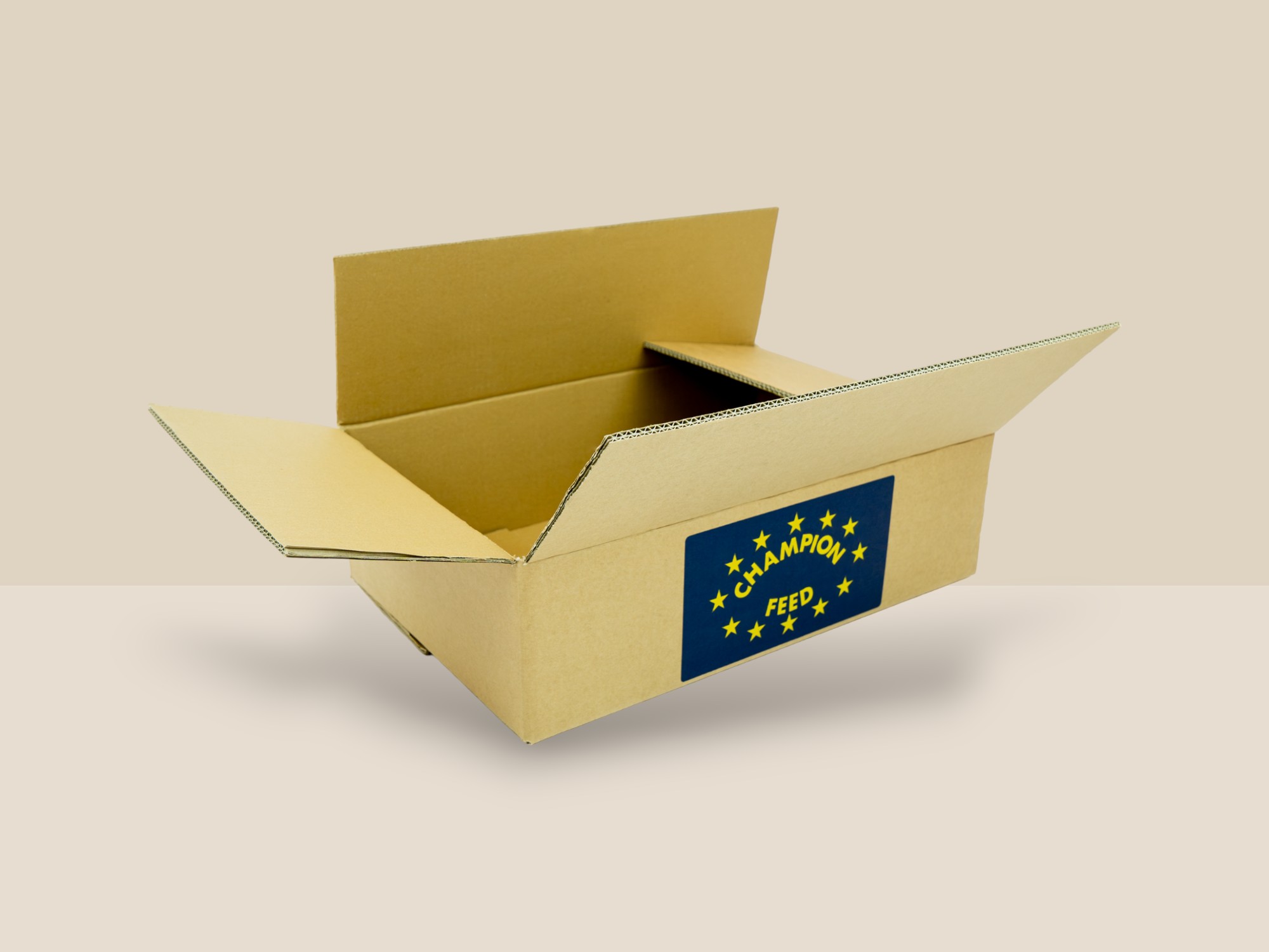 Une caisse ouverte de couleur kraft et un logo Champion Feed bleue et jaune et avec des étoiles.