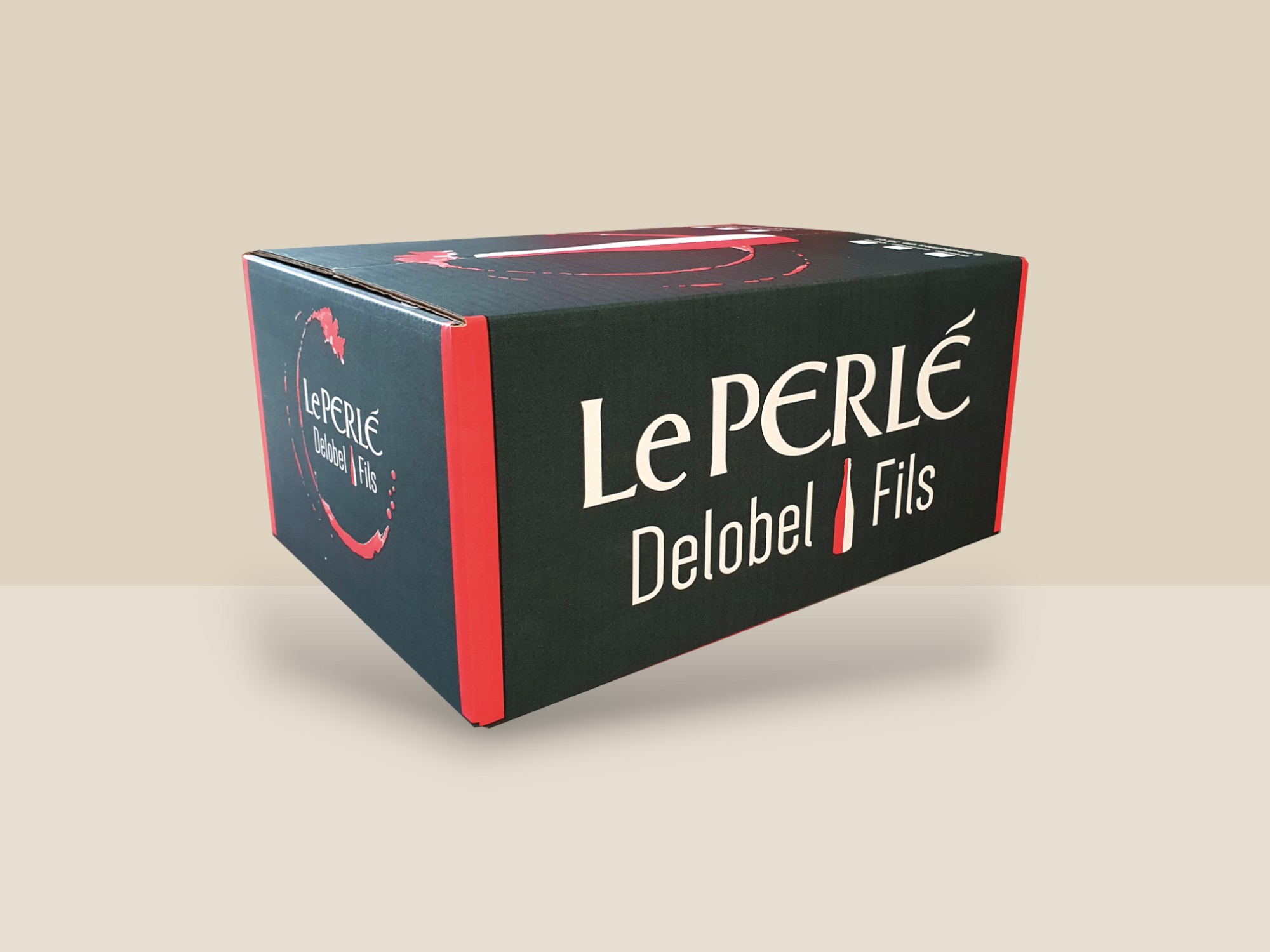Une caisse de couleur noire et rouge avec le texte Le Perlé Delobel et Fils destinée à contenir des bouteilles.