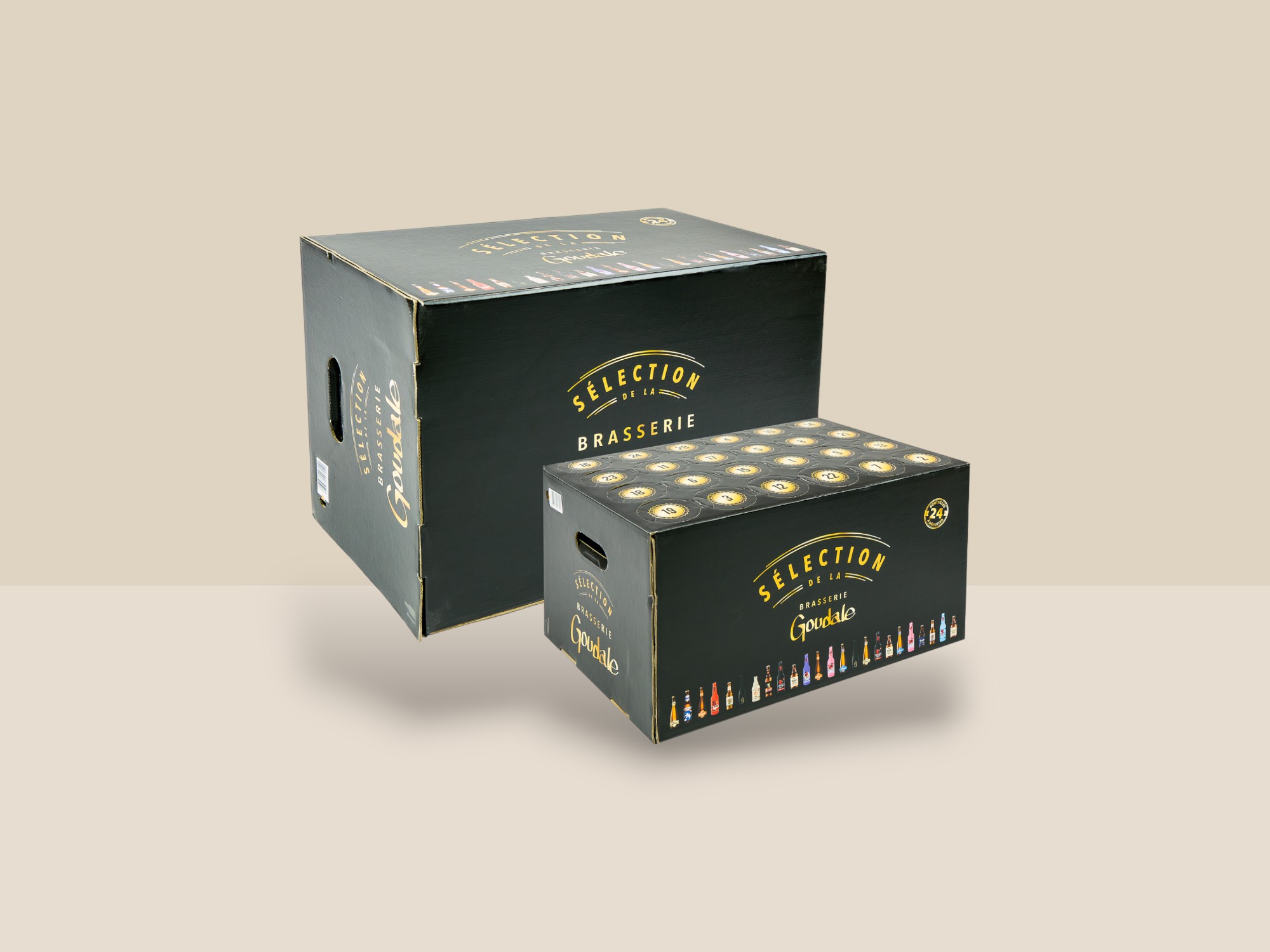 Deux boites en carton de couleur noir et or avec des visuels de bières. Il y a les inscriptions Sélection La Goudale et des poignées sur les côtés. Il s’agit de calendrier de l’avent pour de la bière, destinés à être utilisé sur le mois de décembre.