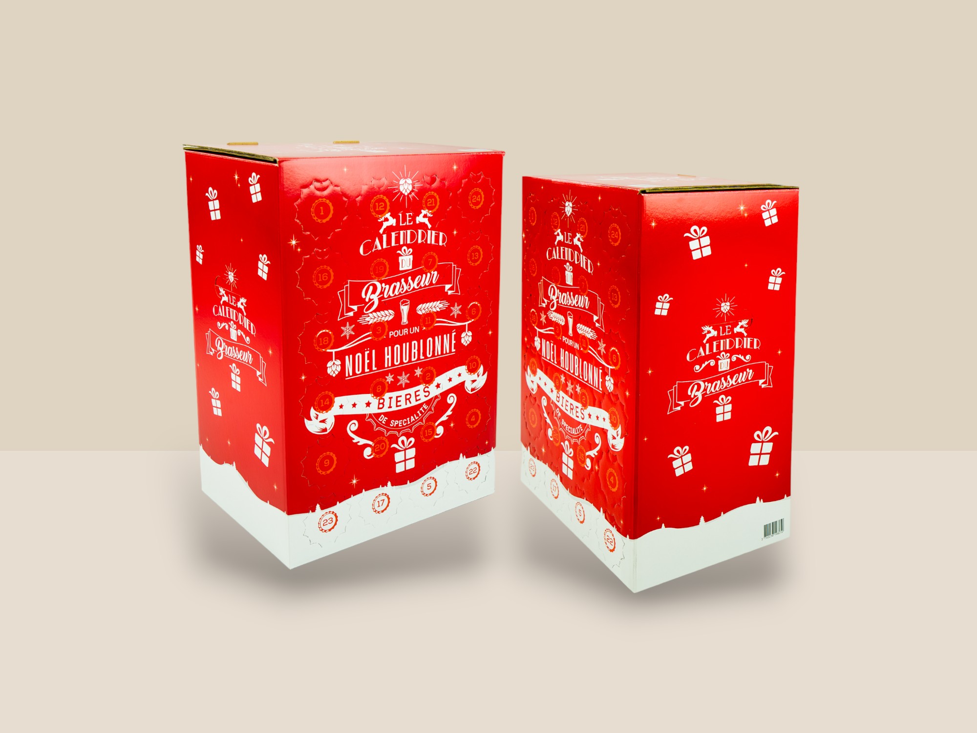 Deux boites en carton rouge et blanc avec des dessins de cadeaux et le texte Calendrier Brasseur Noël houblonné. Il s’agit de calendrier de l’avent pour de la bière, destinés à être utilisé sur le mois de décembre.