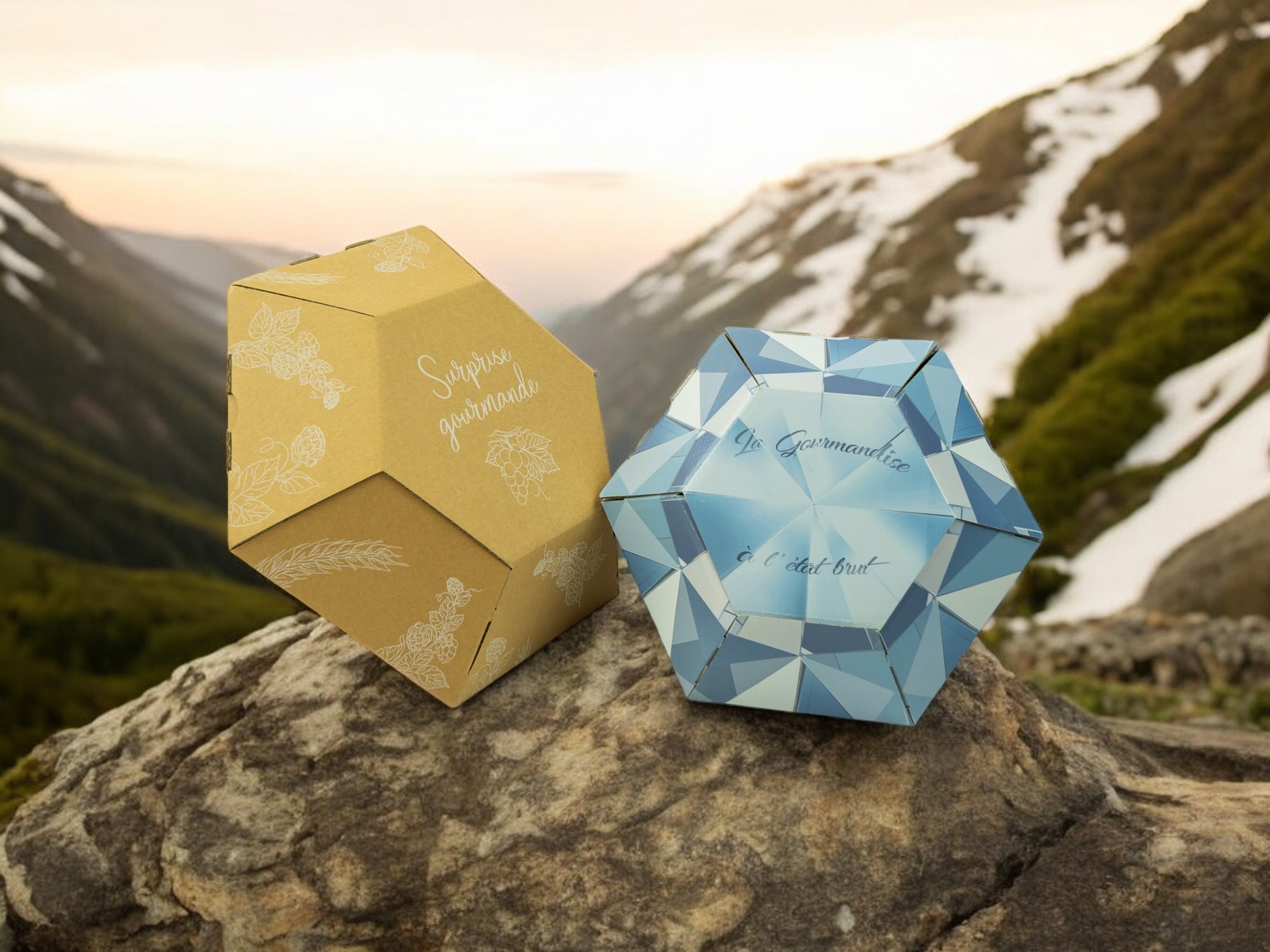 Packagings pour contenir des bouteilles de bière. Les coffrets sont en forme de diamants de couleur bleu et marron avec des reflets et l'inscription la gourmandise à l'état brut.