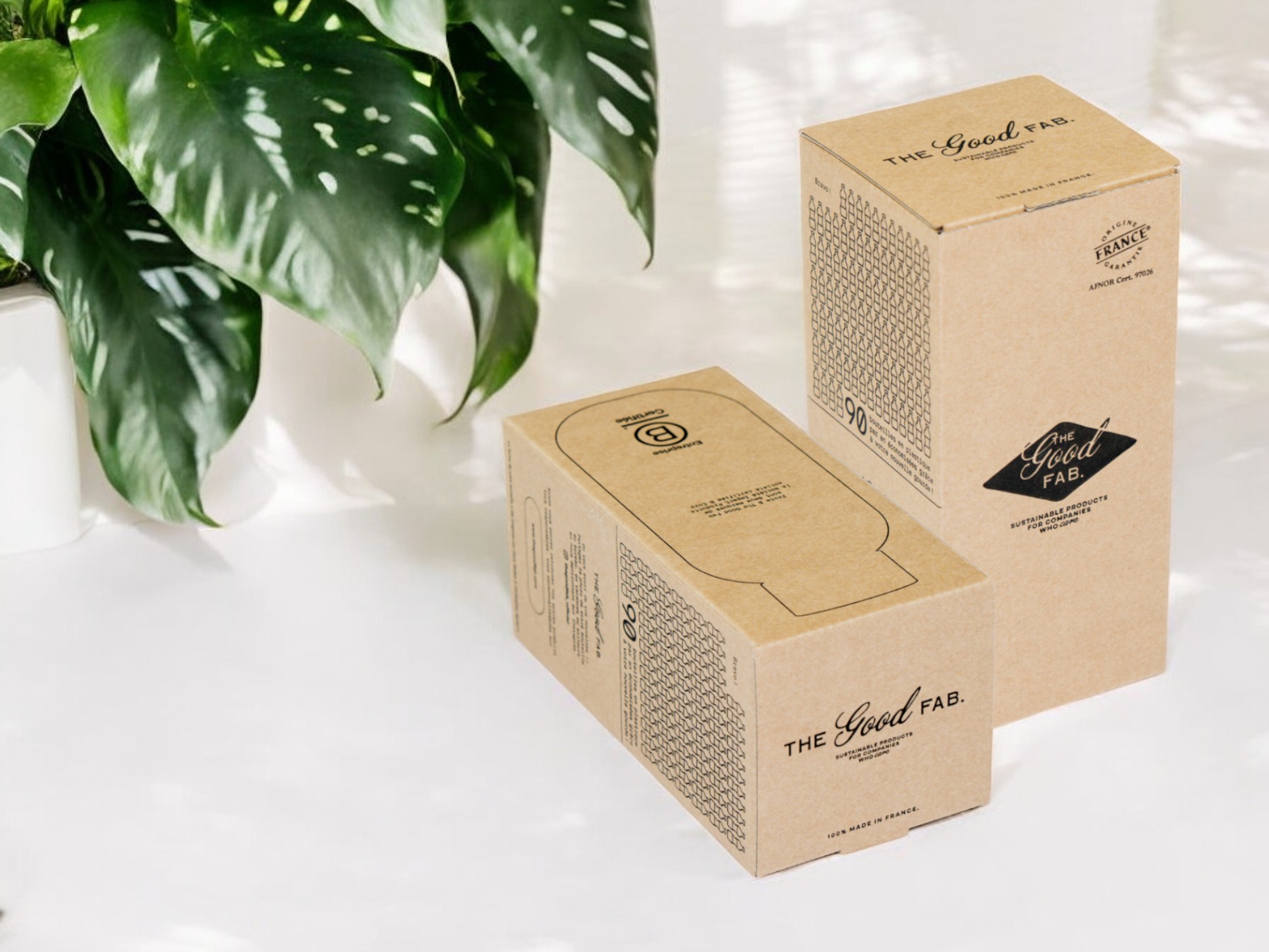 il s'agit probablement d'une boîte ou d'un coffret avec une fermeture spécifique, de couleur marron en carton kraft, possiblement d'une marque appelée 