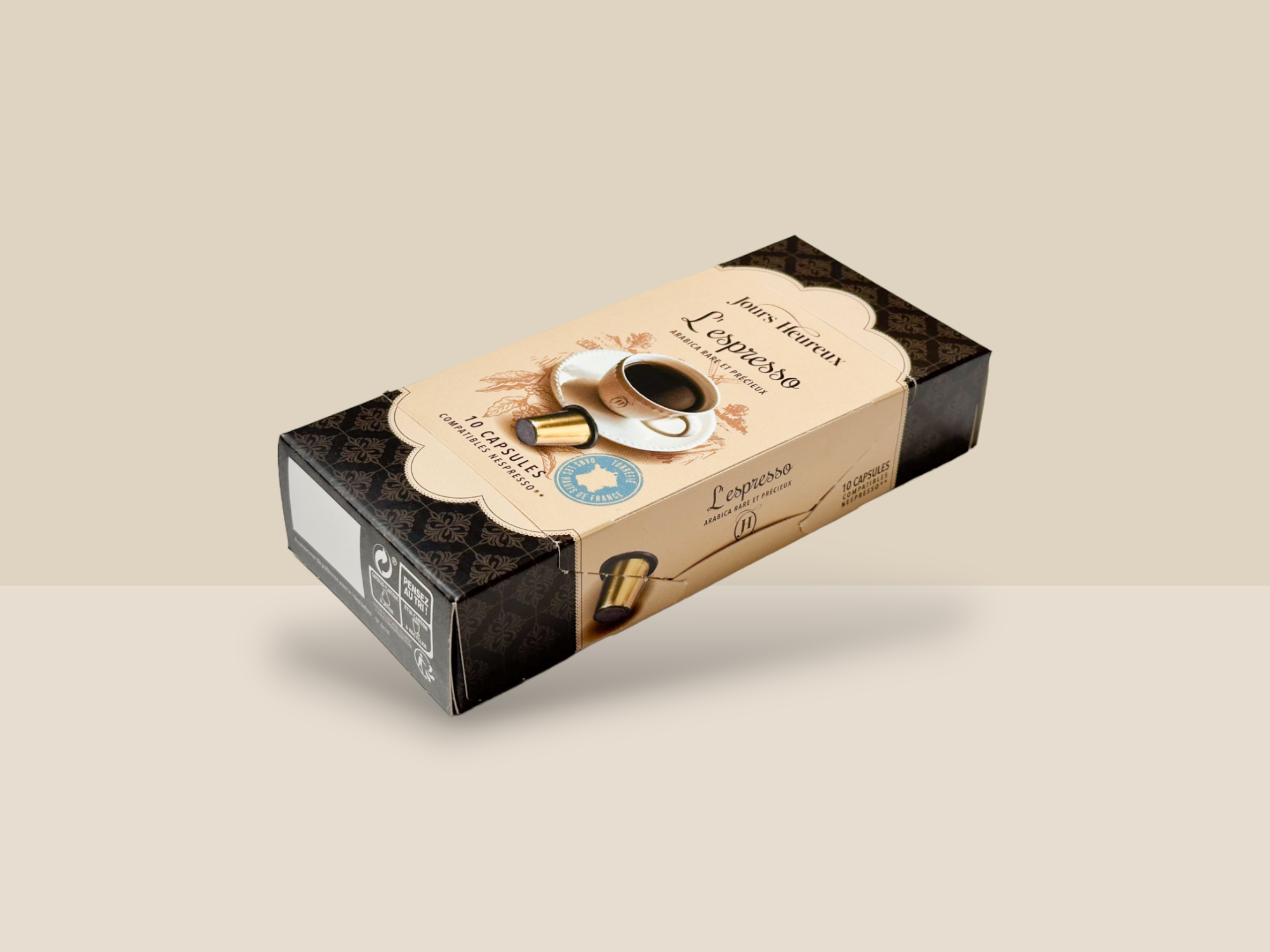 Une boîte avec une tasse de café, illustrant une scène de détente et de convivialité. La boite carton est de couleur marron et beige et le texte l’espresso sur le dessus.