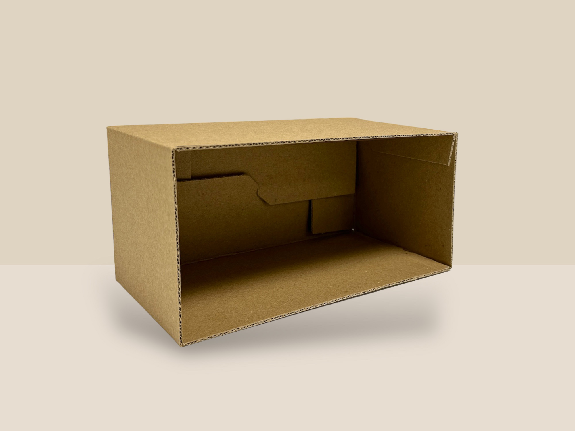 Barquette en carton brun avec fond auto destinée à contenir des produits et mécanisable en chaine en production.