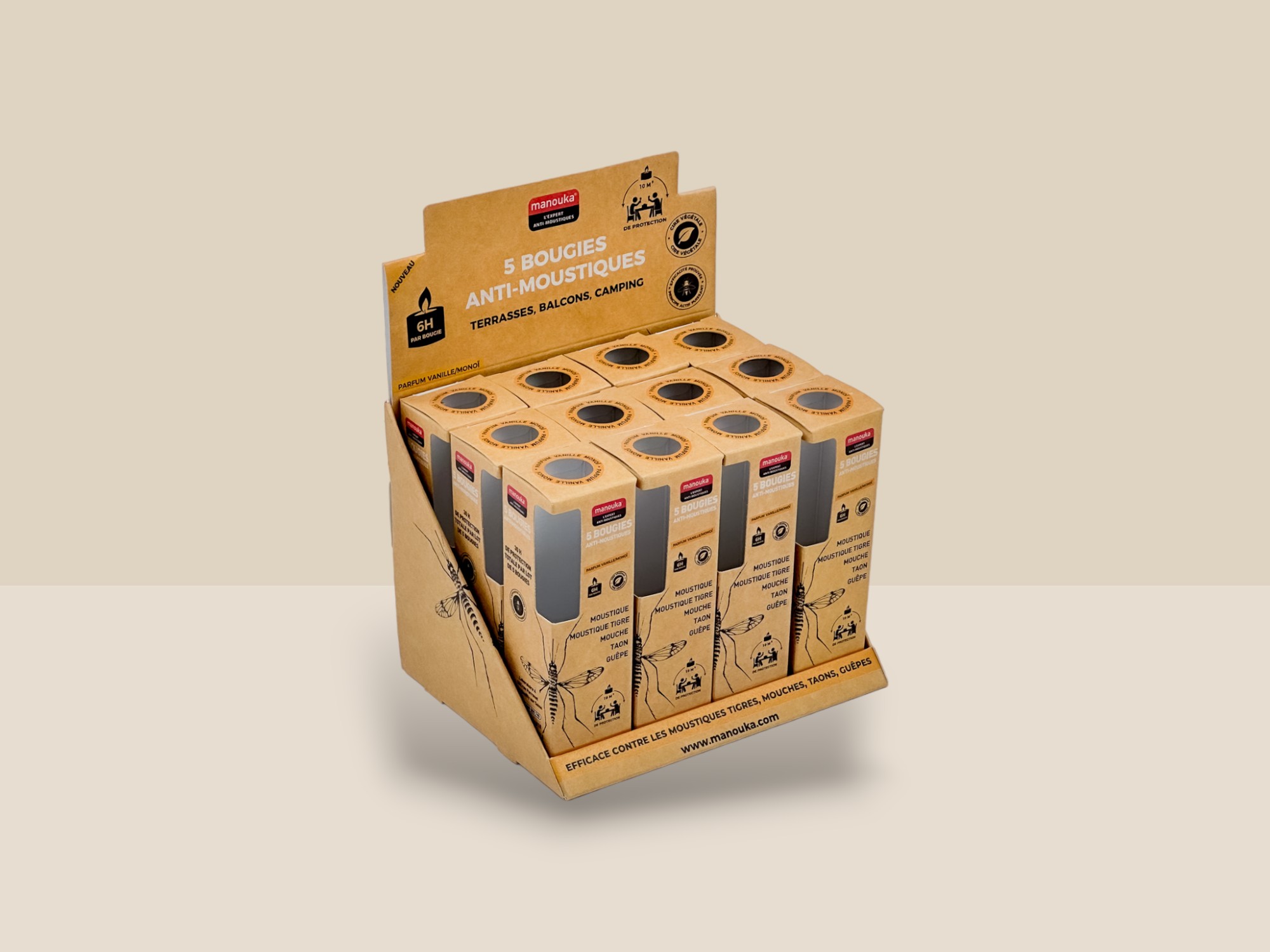 Un présentoir en carton contenant un assortiment de bougies anti-moustiques, présenté de manière attrayante pour les consommateurs. Le PAV est de couleur kraft avec des illustrations noires.