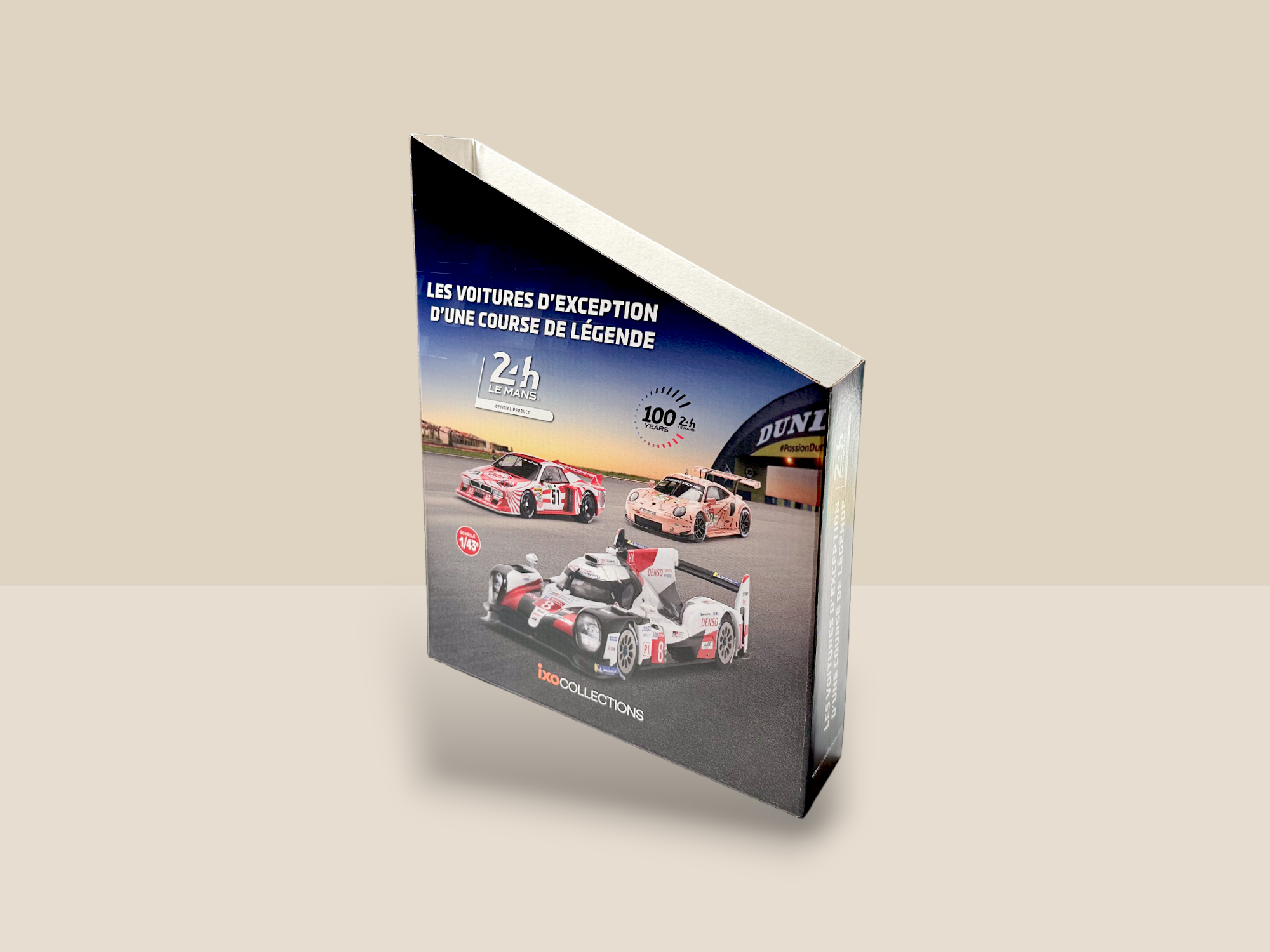 Un PAV avec des illustrations de voitures et des 24h du Mans. Il s’agit d’un prêt à vendre afin de ranger des livres. Le logo Ixocollections apparait en bas du PAV.