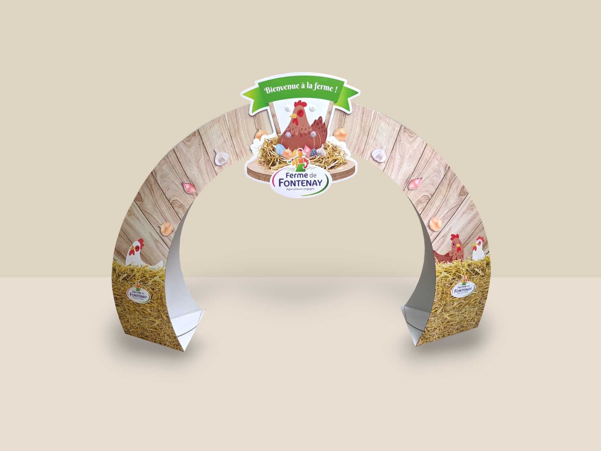 Une PLV symbolisant une arche avec un décor de paille et de bois. Logo avec une poule et le texte Ferme de Fontenay, bienvenue à la ferme.