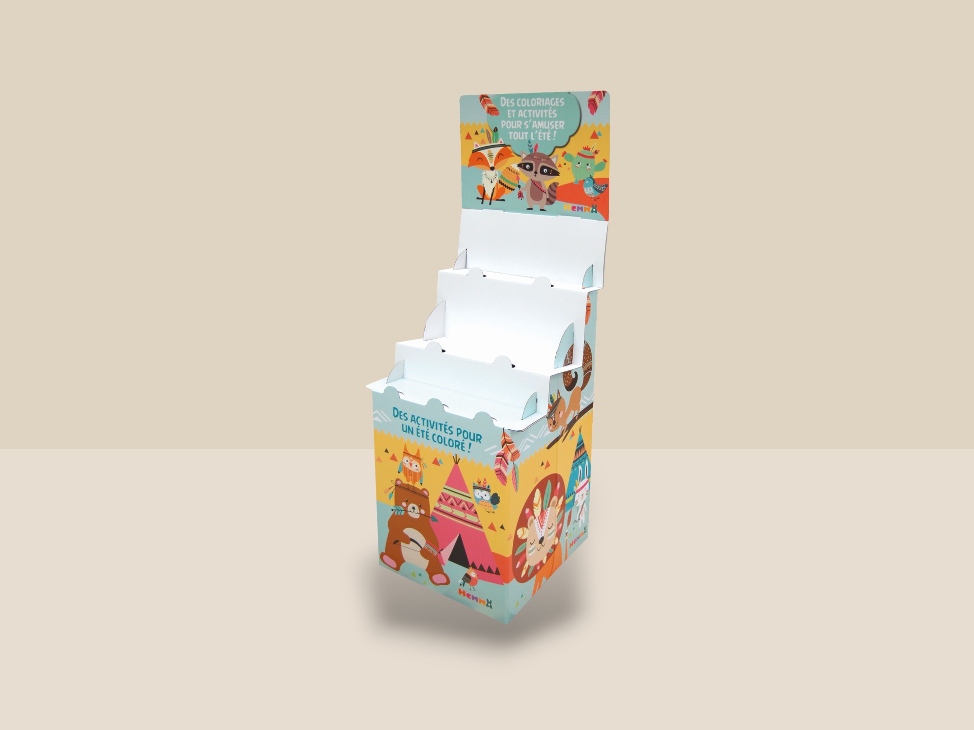 Box 3 marches avec fronton avec des illustrations d’un ours et d’un tipi. Cette PLV est destinée à présenter des livres pour enfants dans les grandes surfaces.
