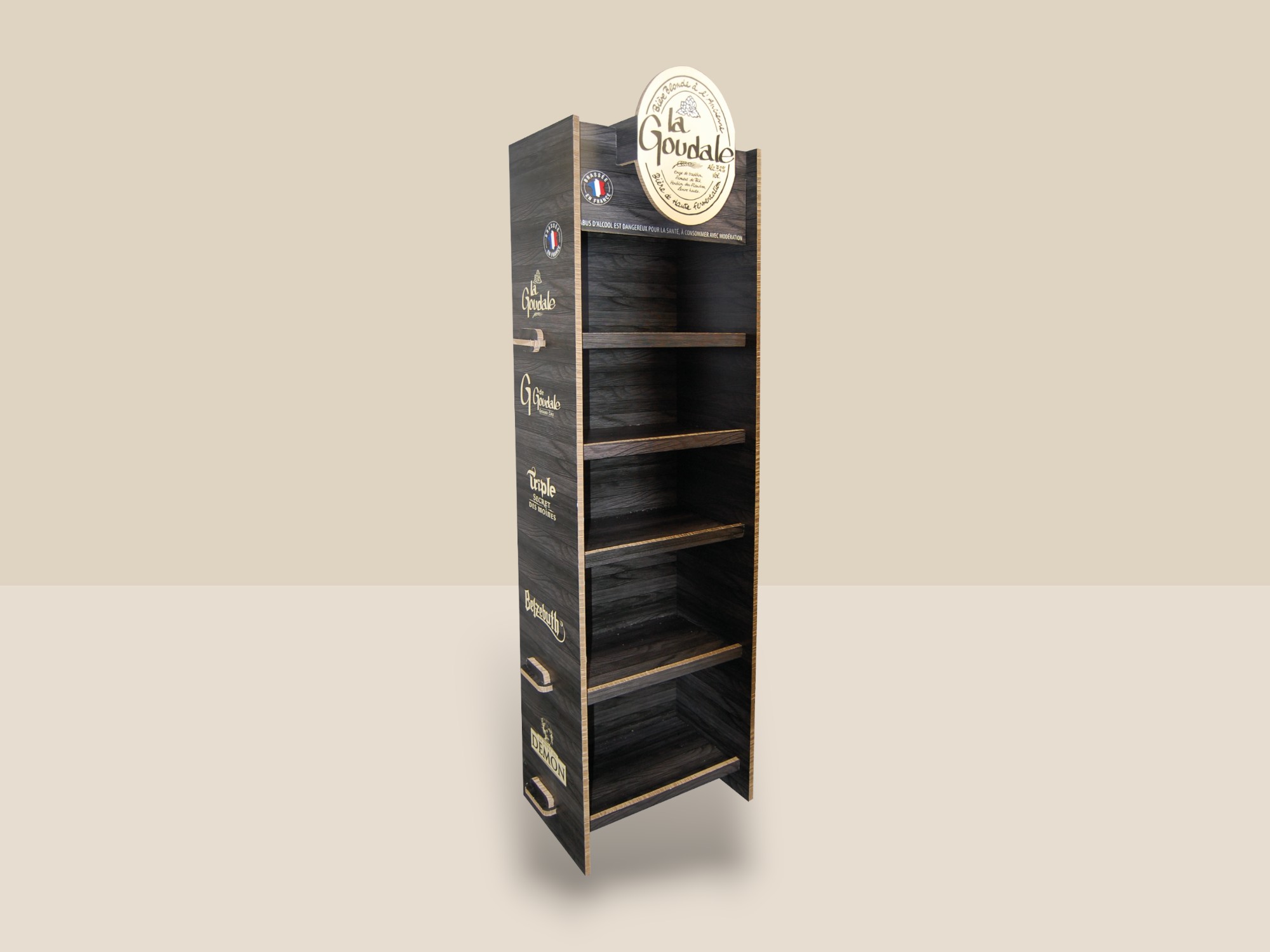 Meuble reboard aux couleurs noir et jaune pastel avec le logo La Goudale. Le meuble est composé de 5 étages afin d’y présenter des bouteilles de bières en magasin.