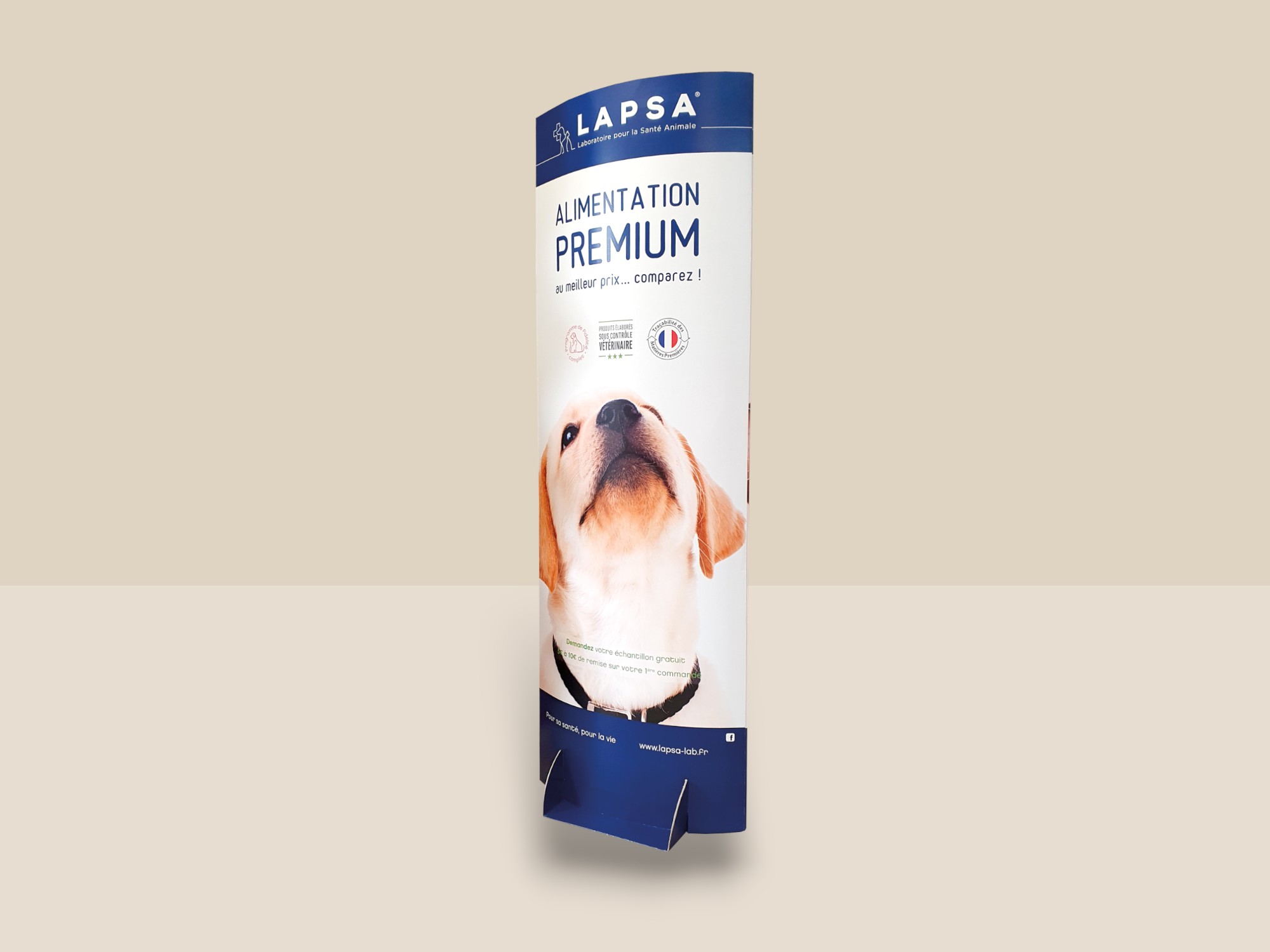 Totem en carton pour la marque Lapsa. La PLV est de couleur bleue et blanche avec la photo d’un chien regardant le texte Alimentation Premium.