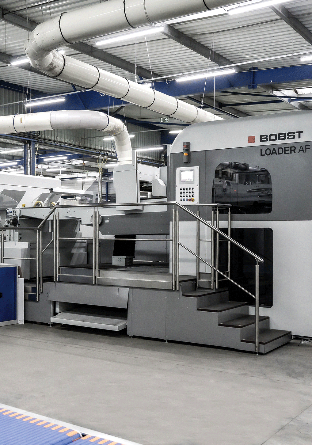 Machine industrielle liée au domaine de la découpe ou du façonnage du carton, avec des éléments de marquage indiquant 