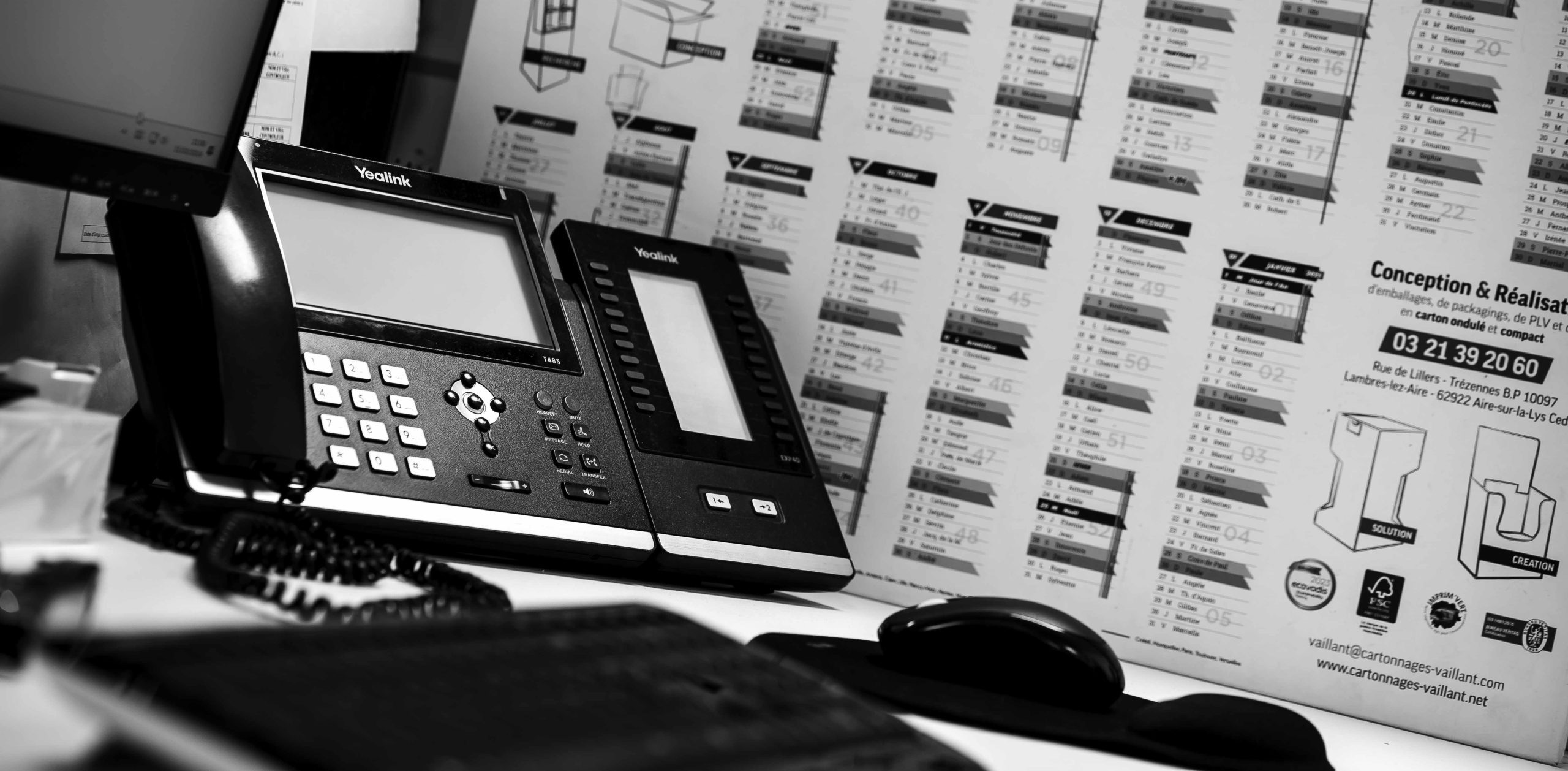 téléphone, standard de chez Cartonnages Vaillant avec le visuel d'un calendrier carton imprimé 2024