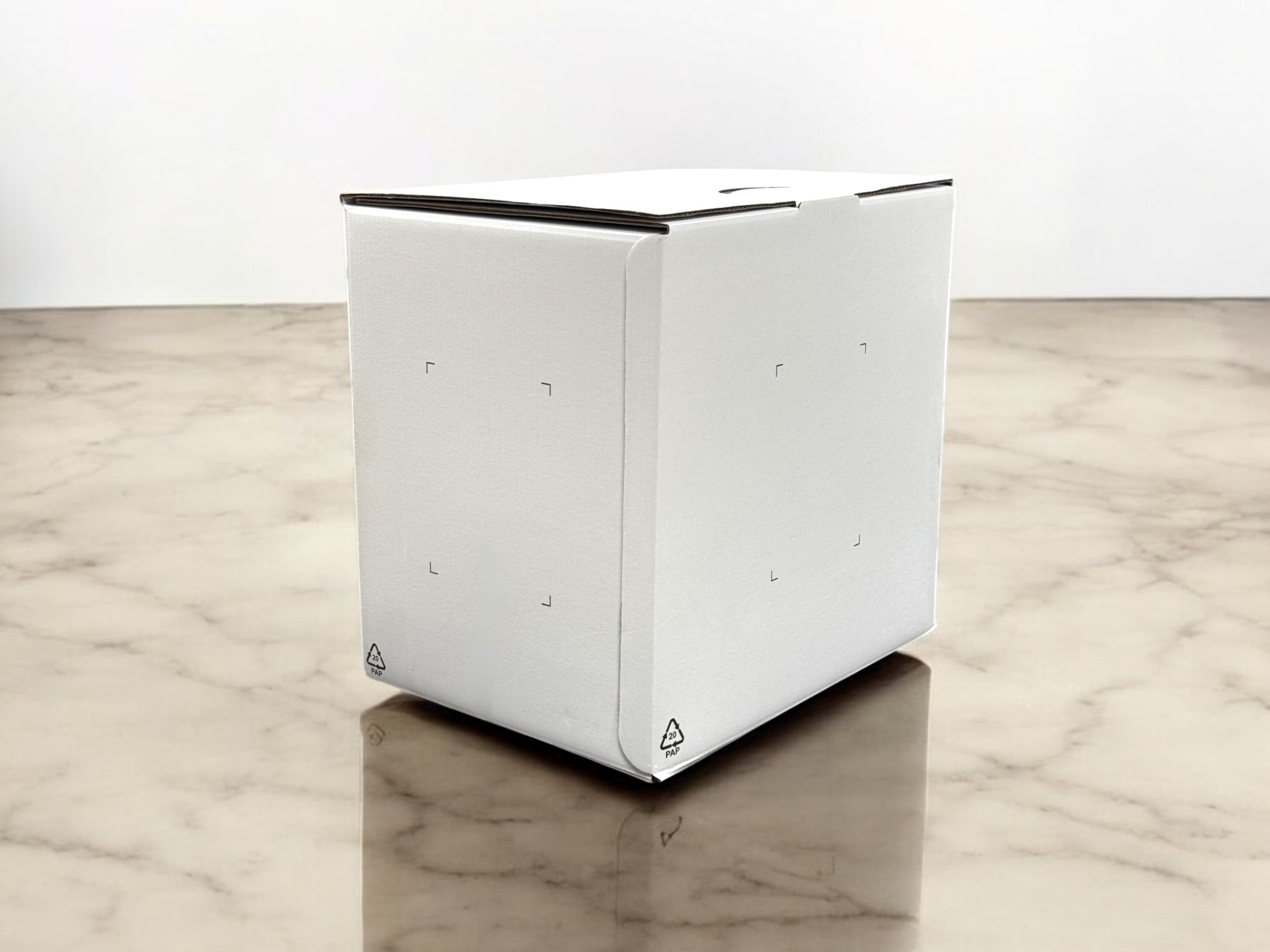 caisse en carton blanc avec des impressions de couleur noire dessus