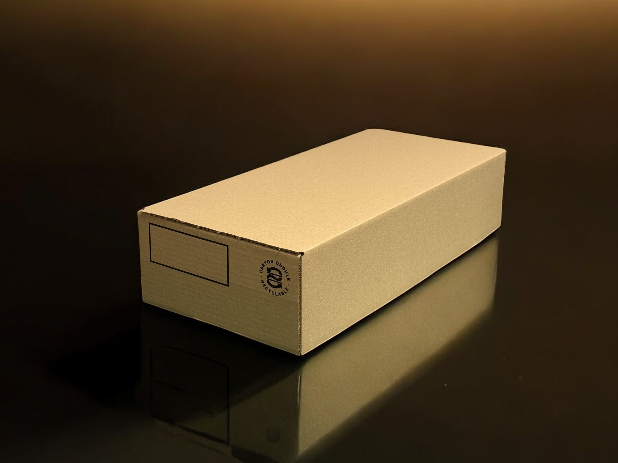 caisse en carton kraft avec des impressions noires dessus