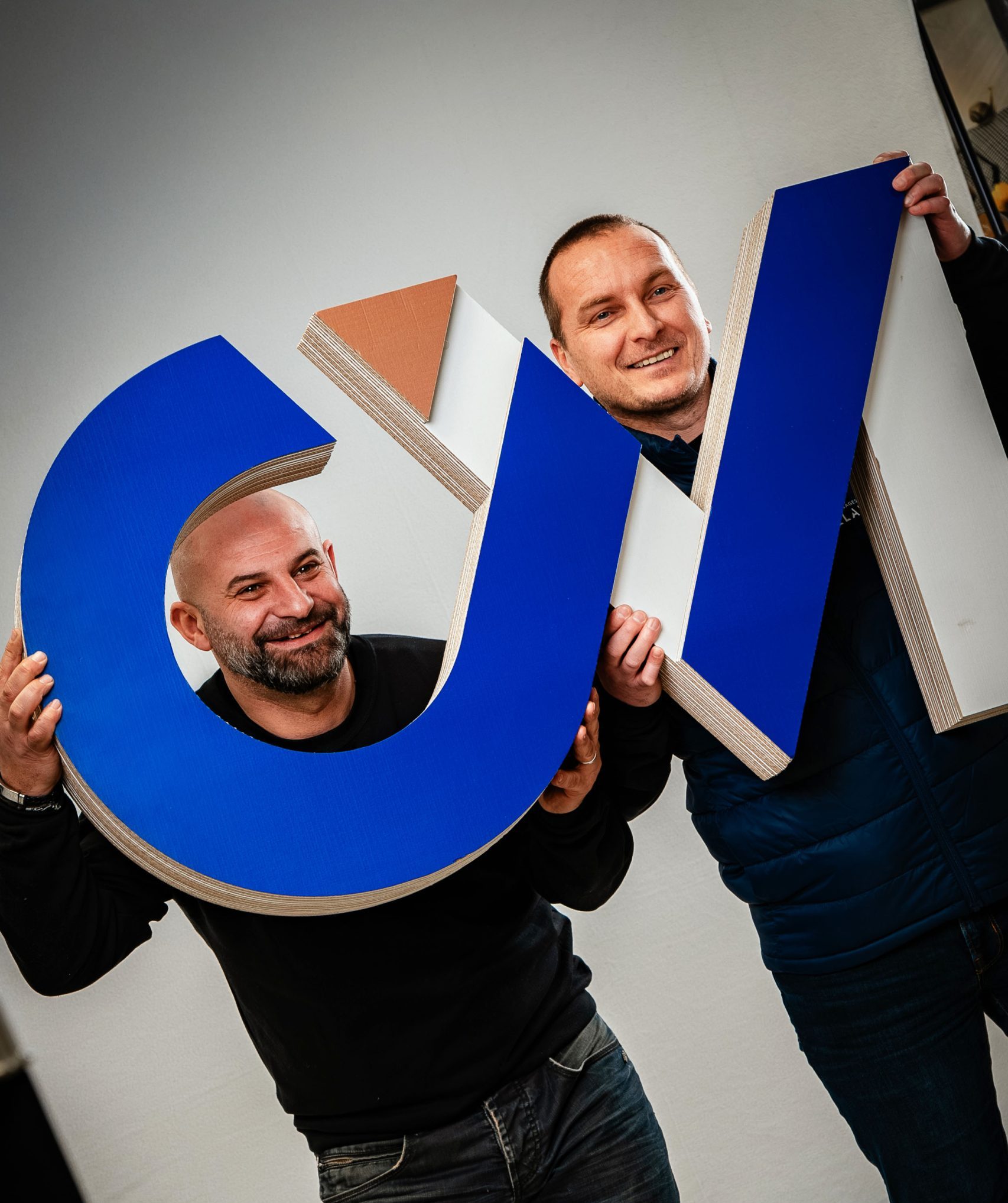 collaborateurs qui portent un logo géant cartonnages vaillant fabriqué en carton