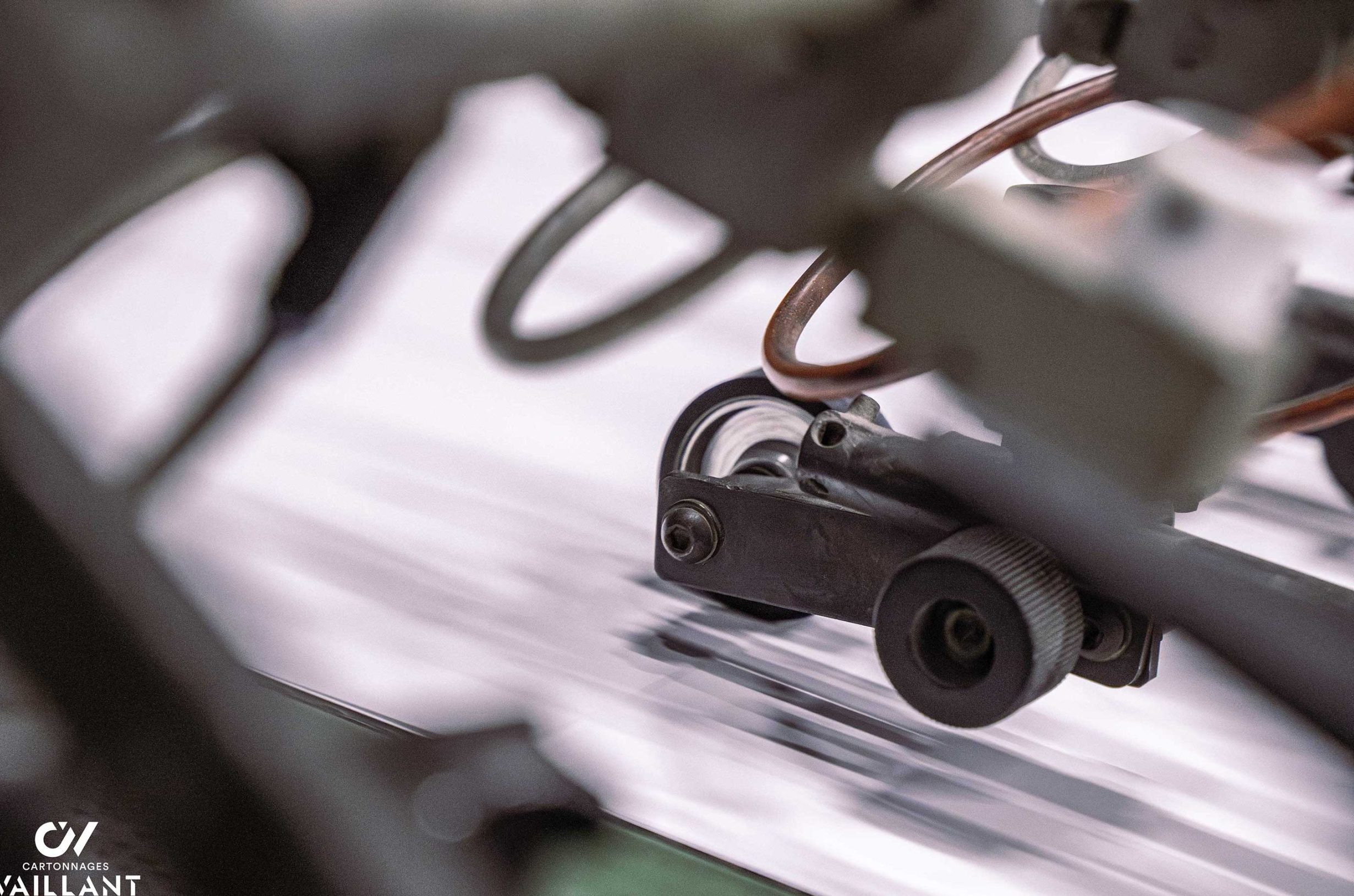 roulement de machine offset qui imprime les feuilles qui seront collées sur le carton