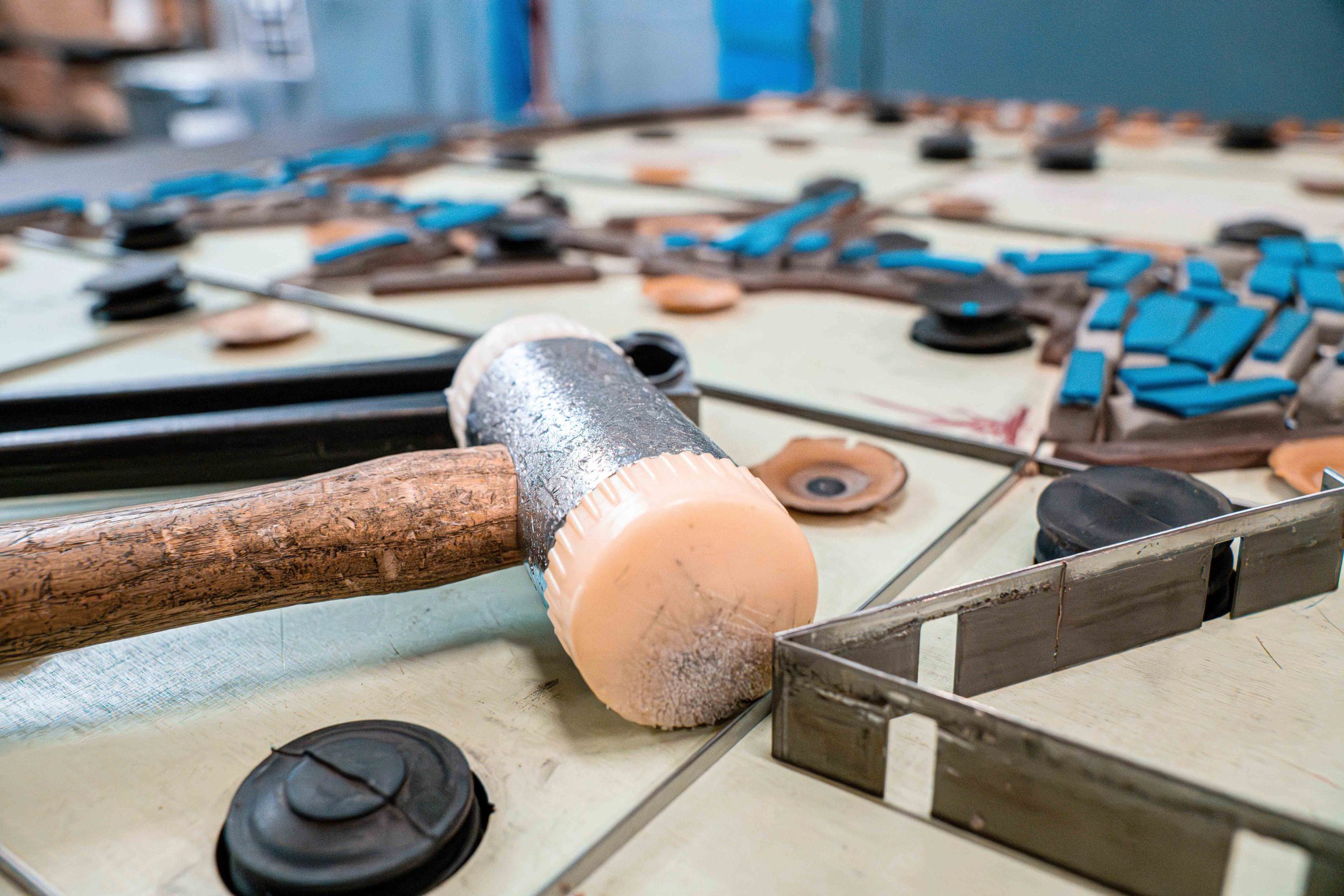 des outils servant à modifier des outils de découpe pour les emballages carton