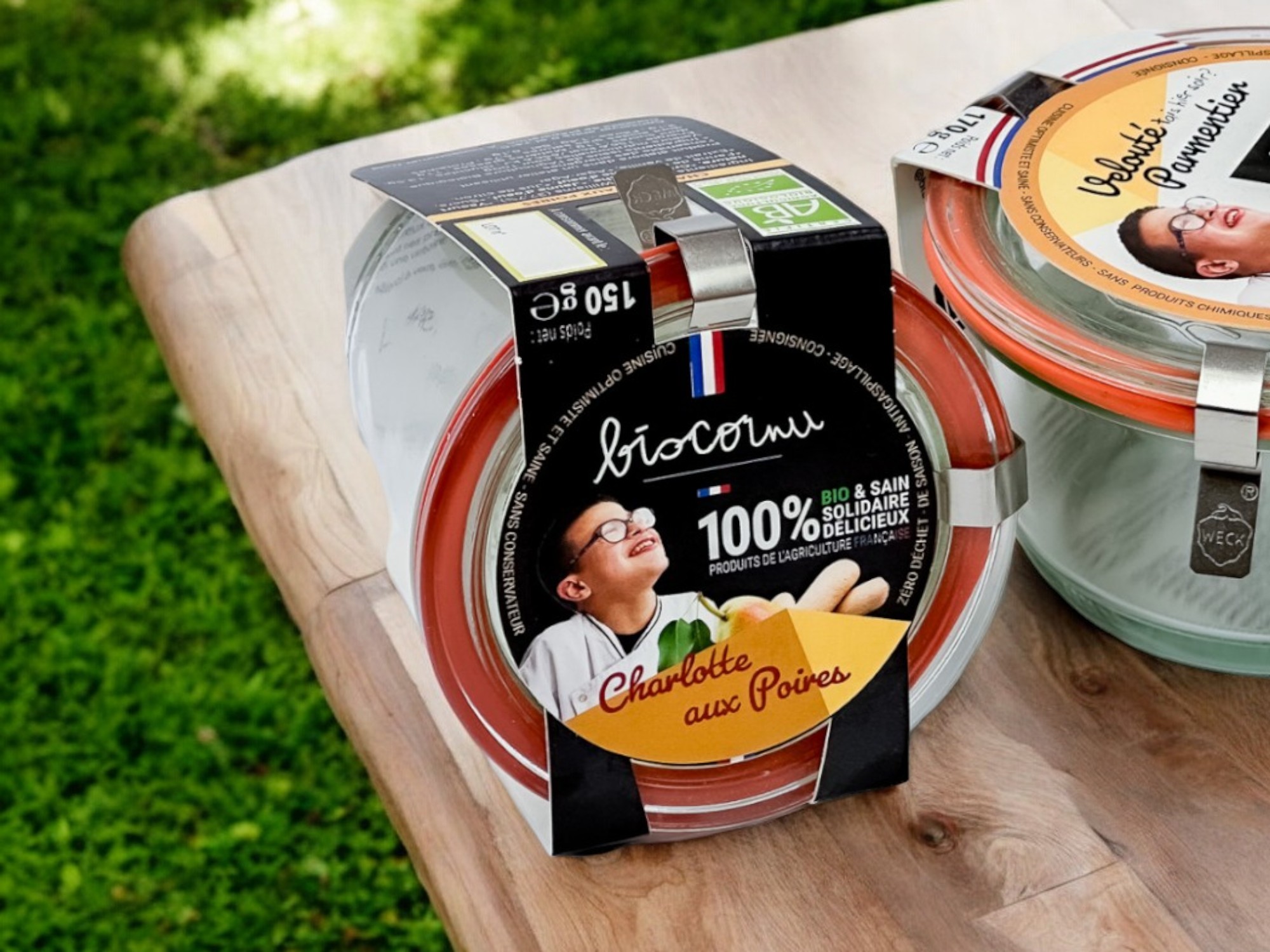 des pots en verre avec un habillage de carton compact pour la marque biscornu