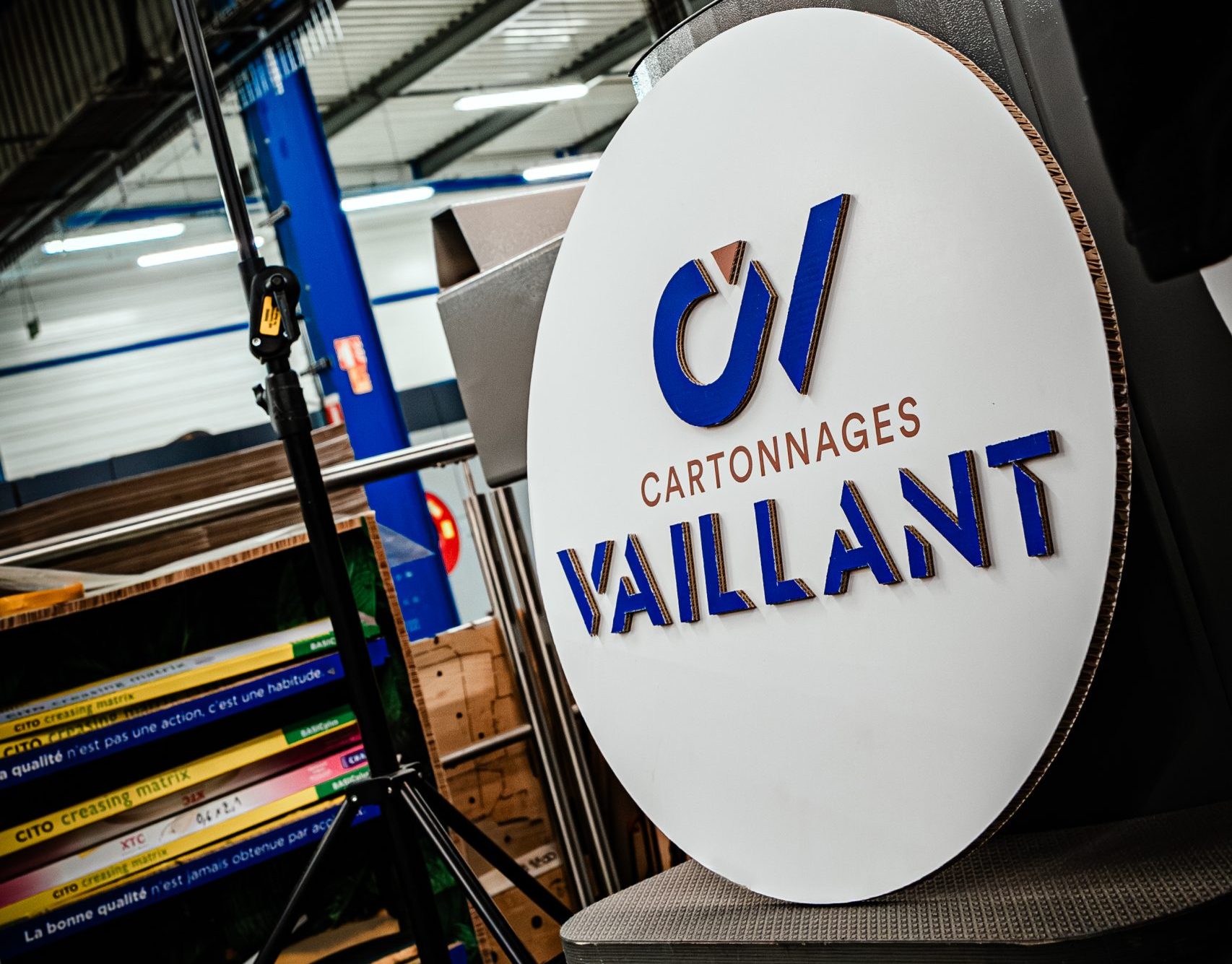 panneau en carton du logo cartonnages vaillant