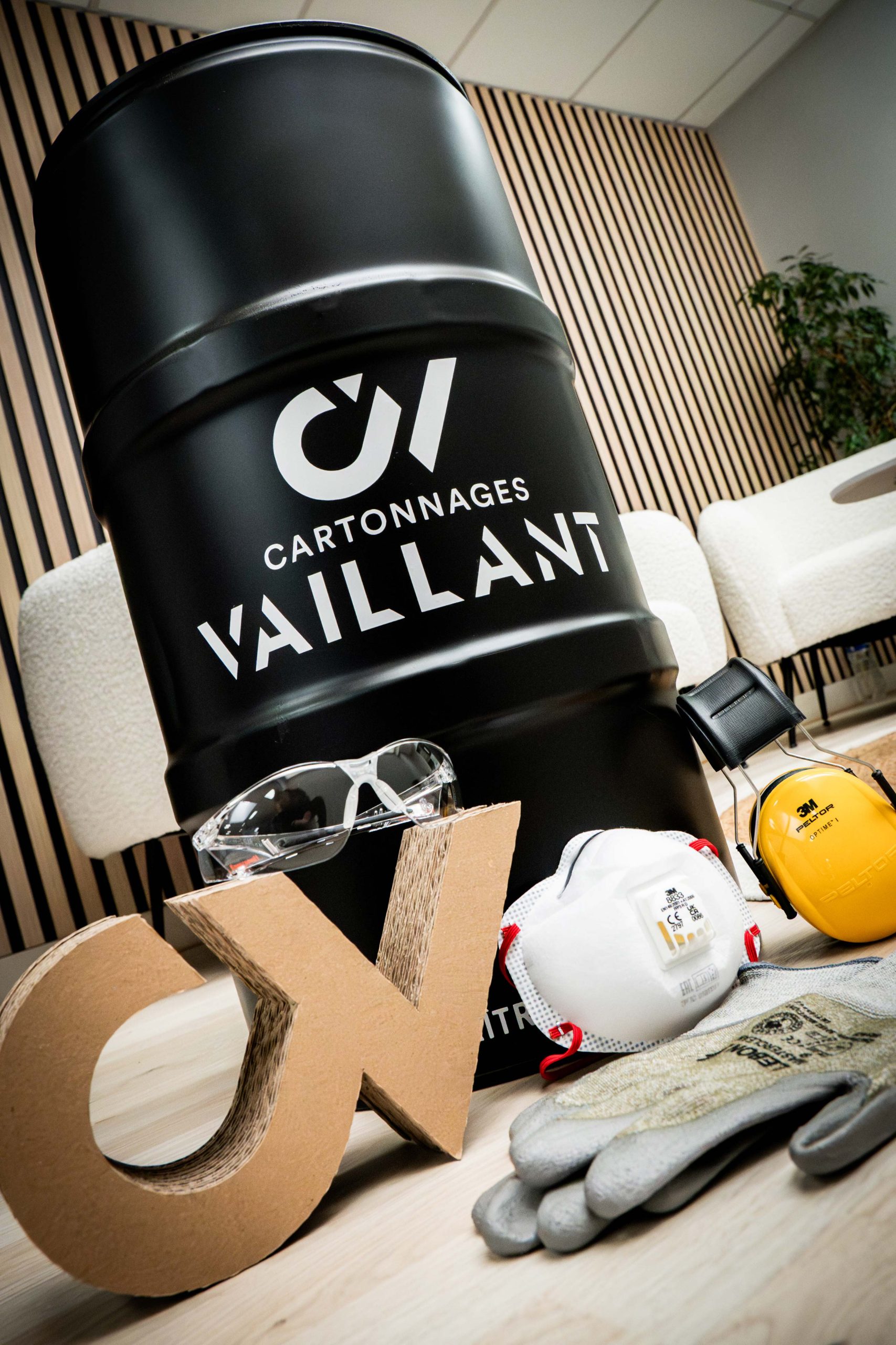 Le logo cartonnages vaillant fabriqué en carton avec des EPI pour la sécurité des collaborateurs de l'entreprise