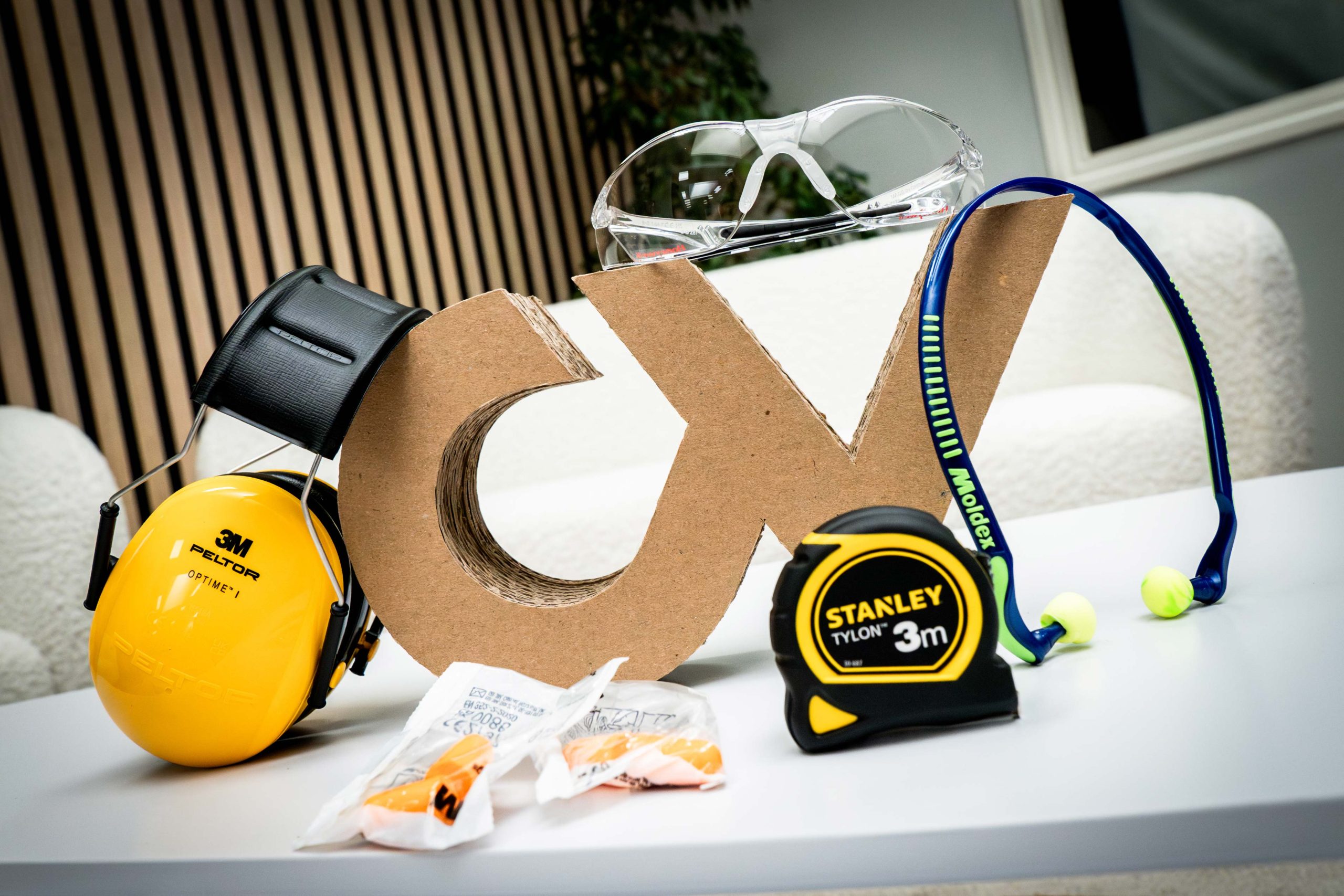 Le logo cartonnages vaillant fabriqué en carton en grande taille avec des EPI pour la sécurité des collaborateurs de l'entreprise