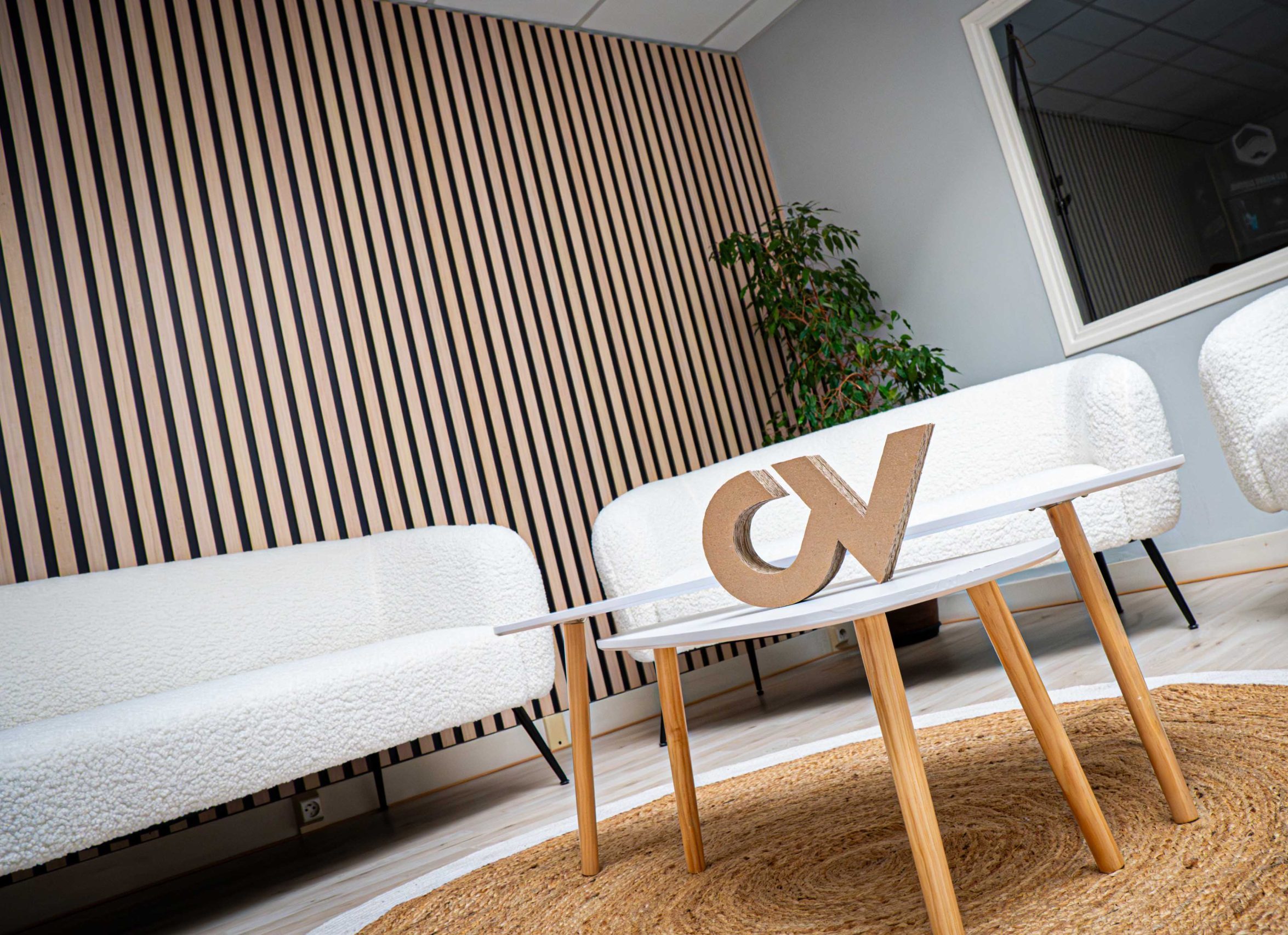 Showroom cartonnages vaillant avec le logo fabriqué en carton et posé sur une table