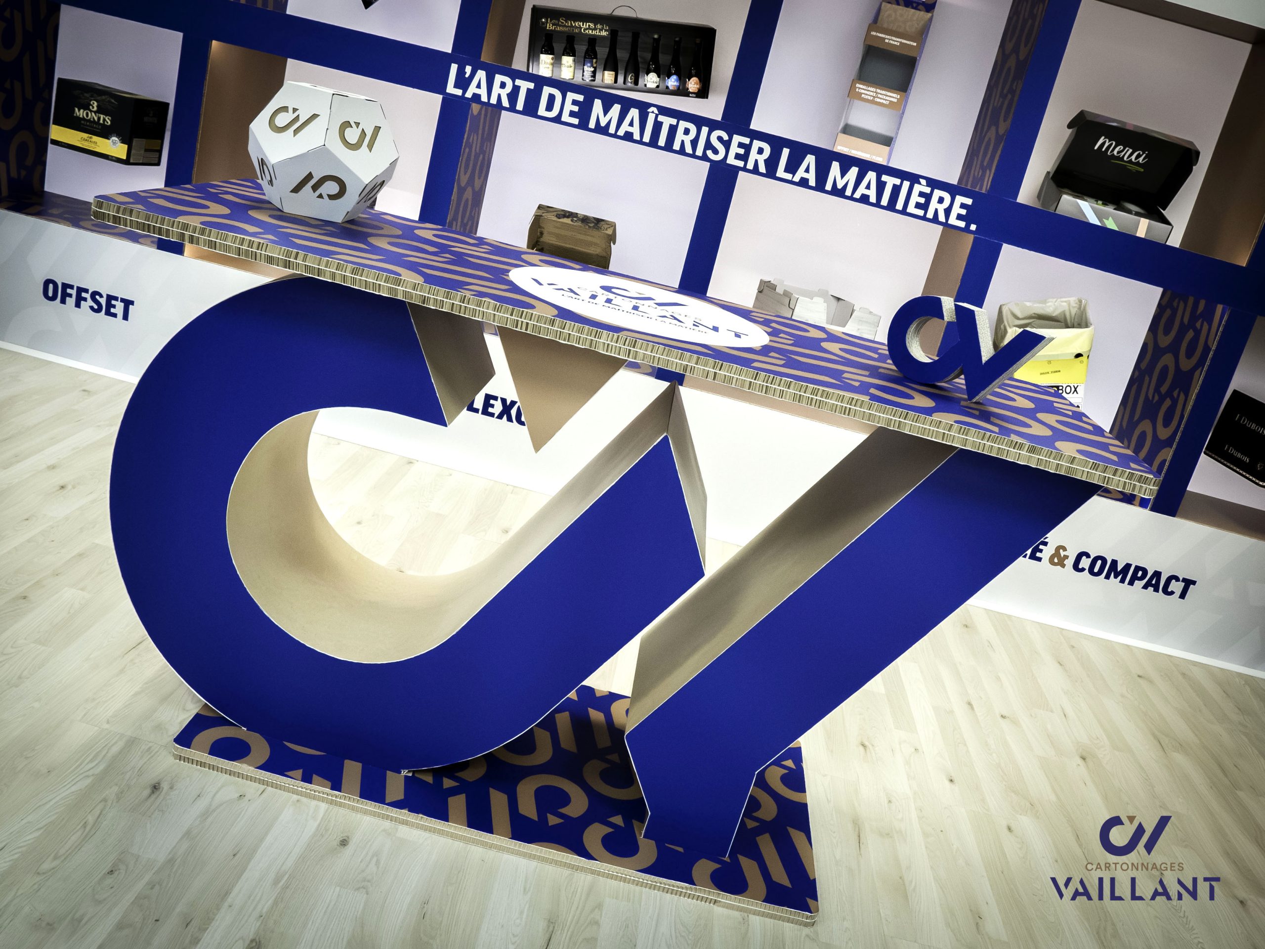 une table cartonnages vaillant faite en carton qui présente des produits et des emballages
